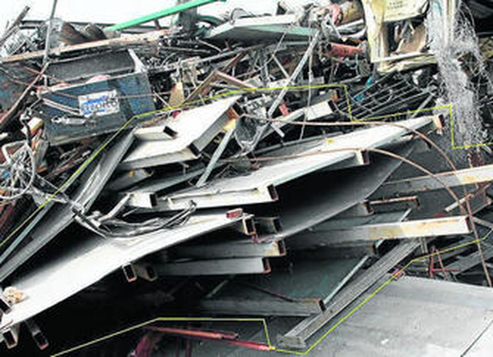 Parte de la tribuna oficial que fue encontrada en la chatarrería.