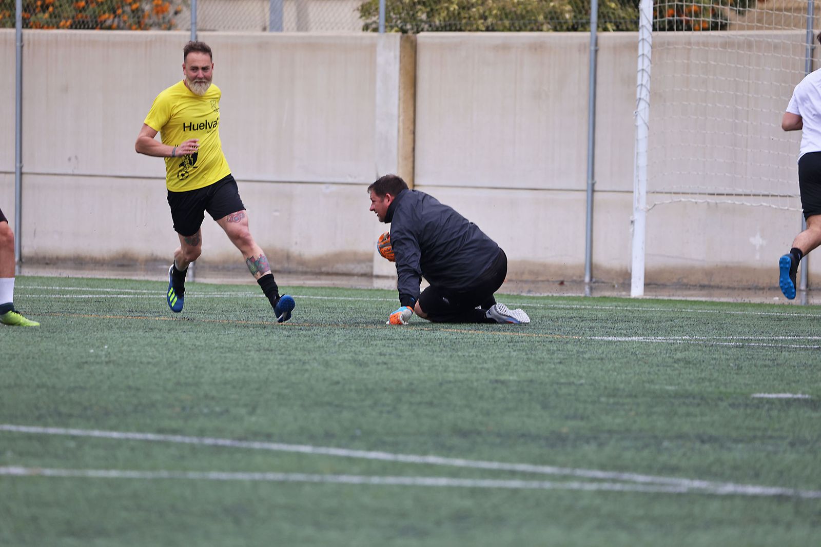 Periodistas y políticos disputan su tradicional partido navideño de fútbol