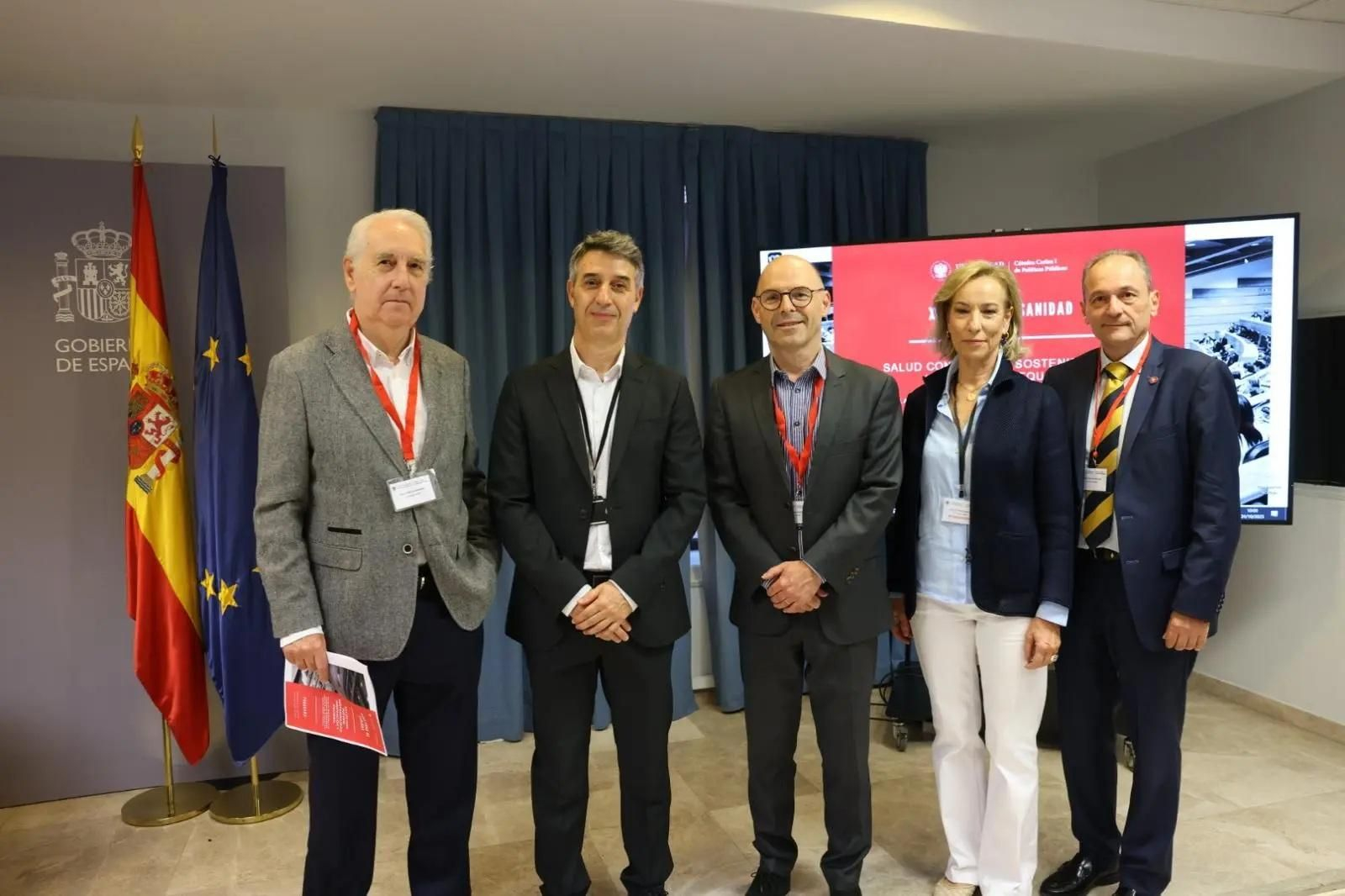 A la derecha, el profesor Juan José Jiménez Moleón, decano de la Facultad de Medicina de la Universidad de Granada, junto a algunos ponentes.