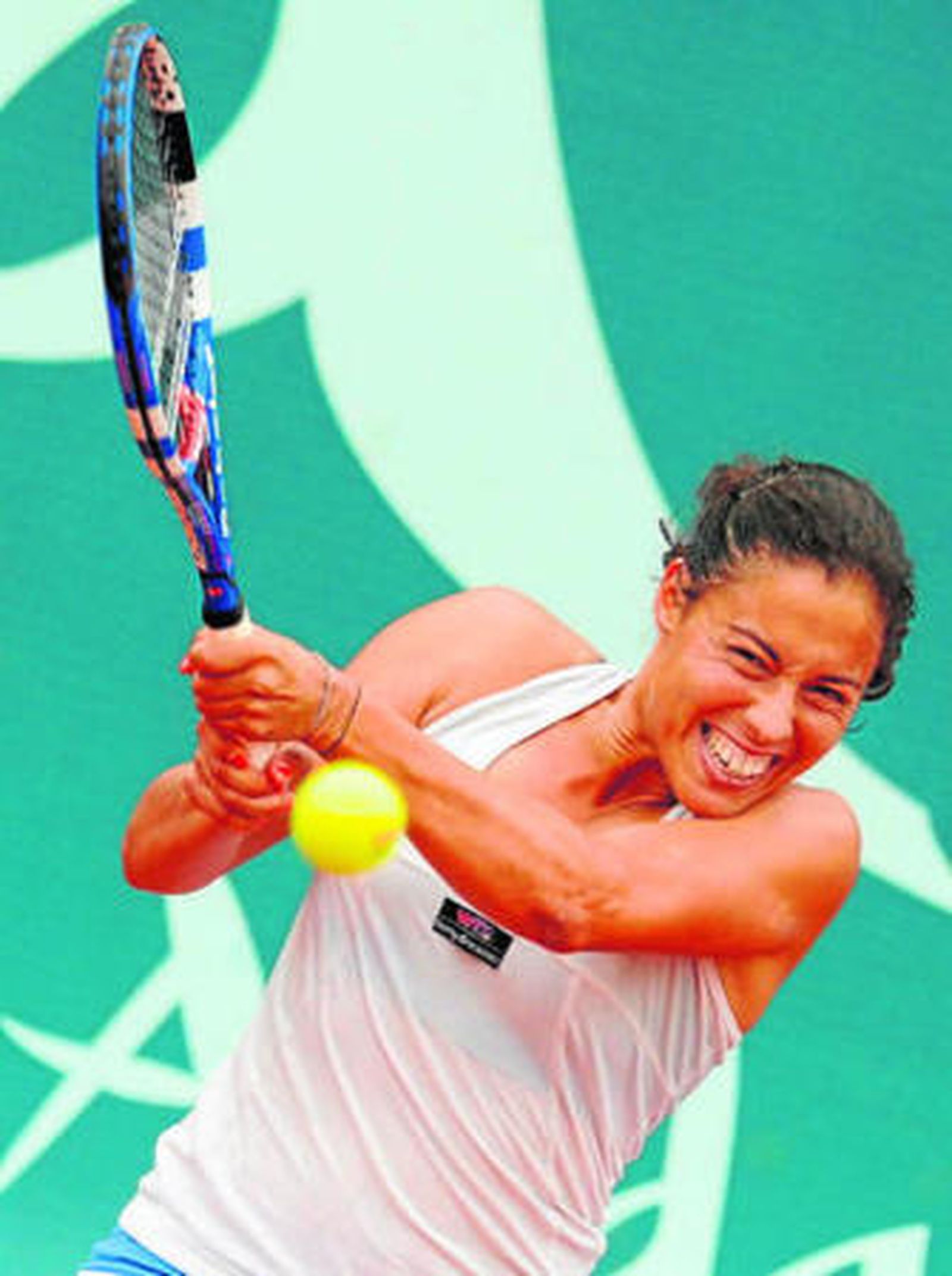 Estrella Cabeza realiza un revés a dos manos.