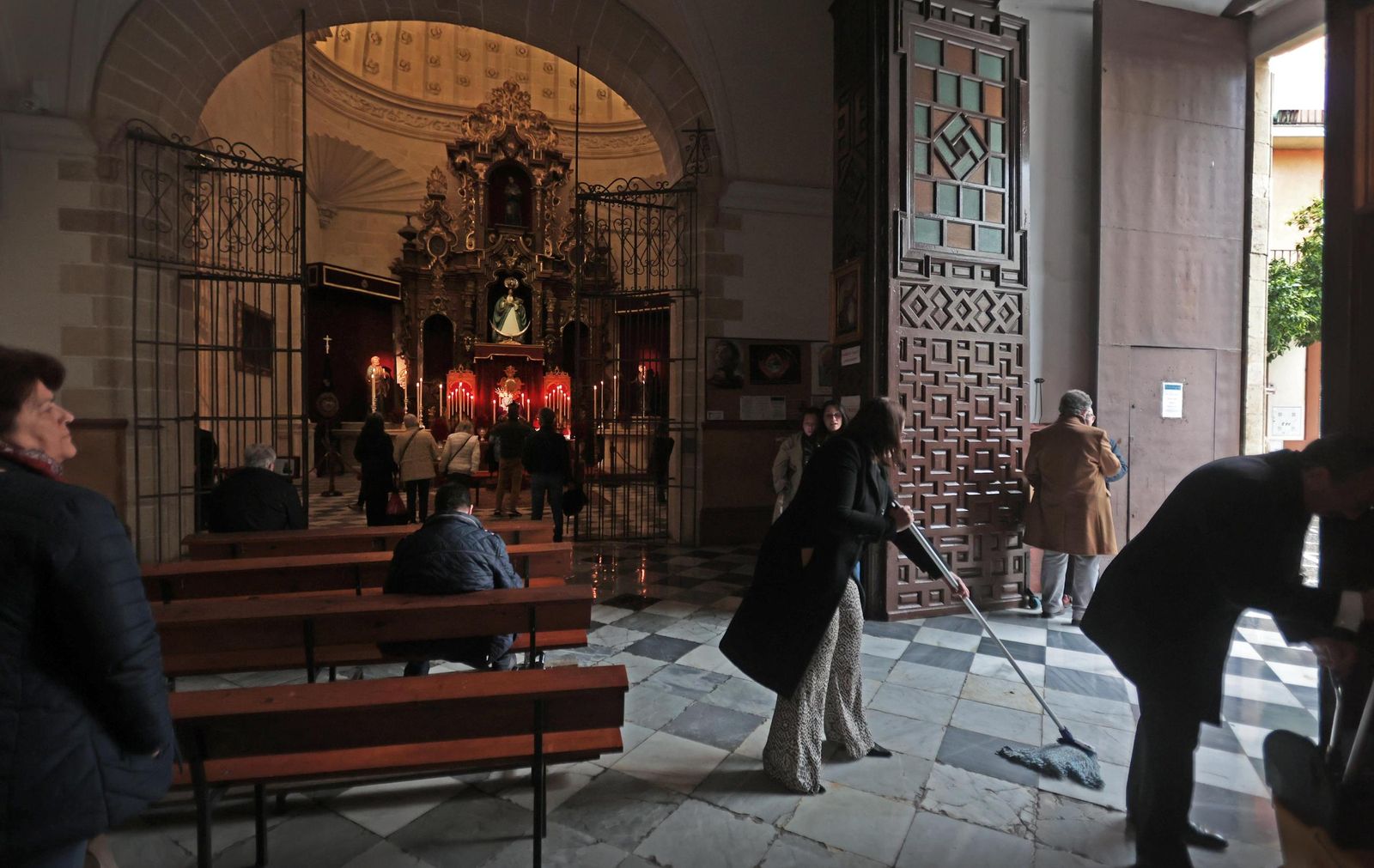 Así ha sido los besapiés y besamanos de Miércoles de Ceniza en Jerez