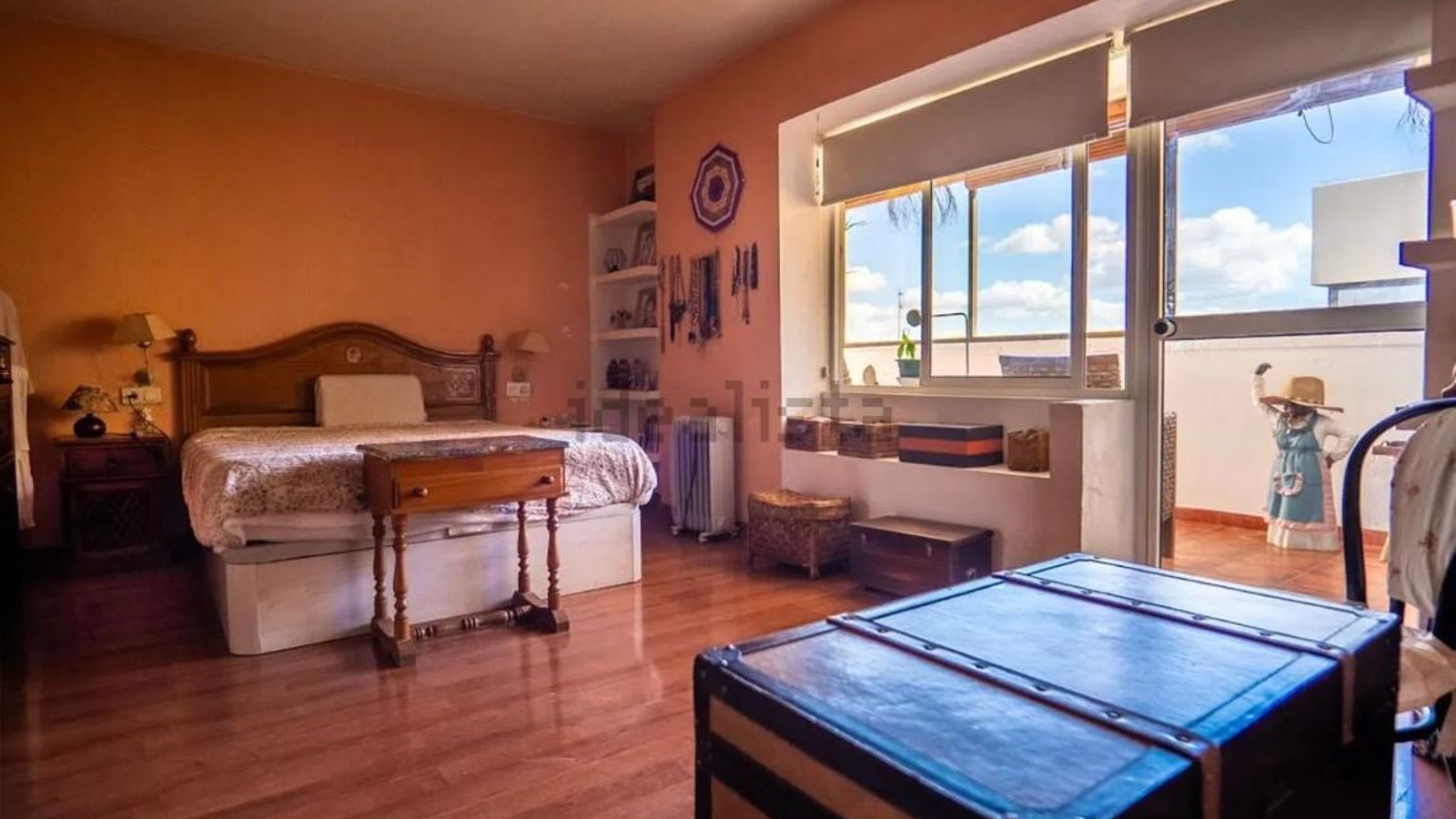 Una de las habitaciones del ático de la malagueña.