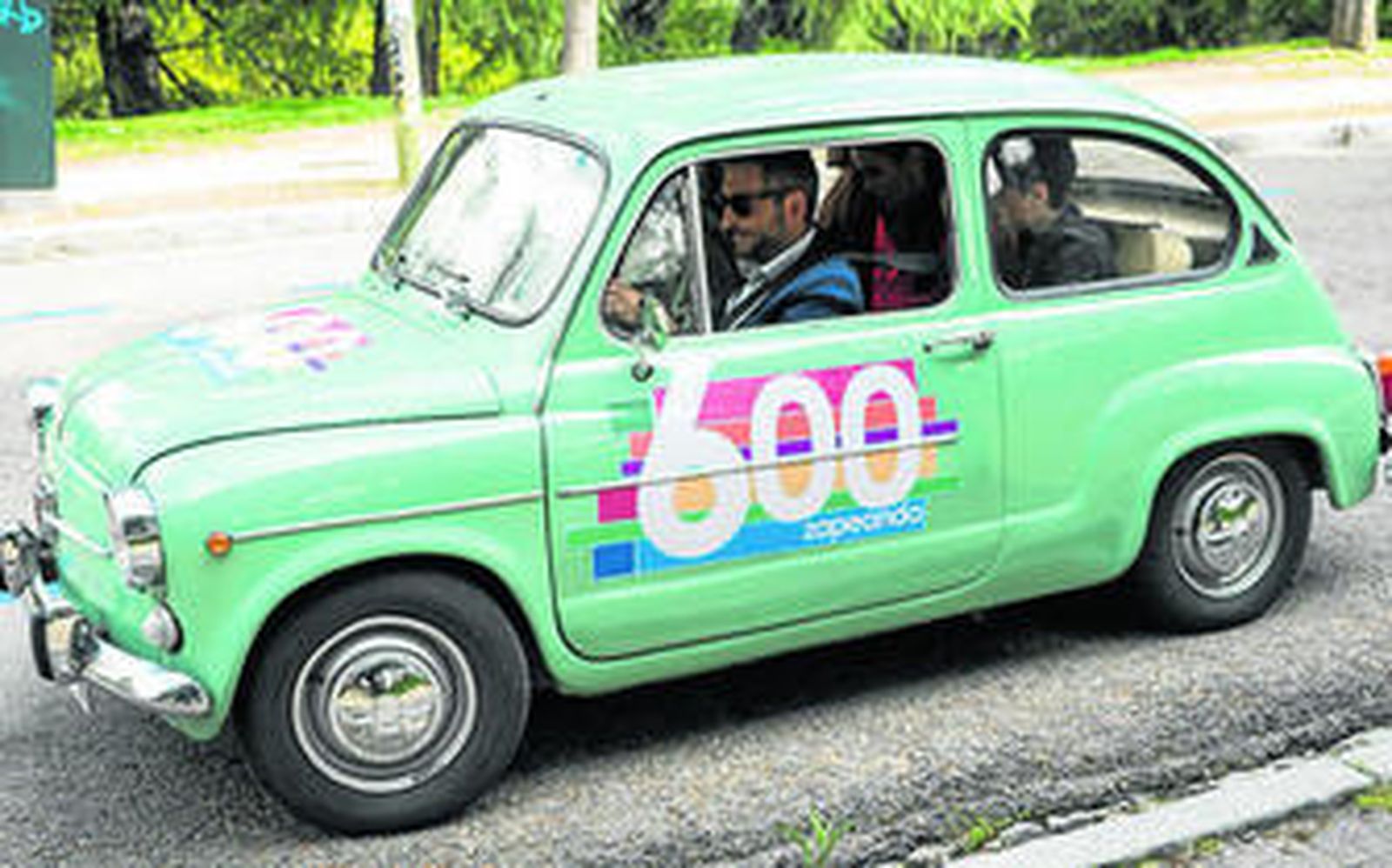 Frank Blanco y los contertulios de 'Zapeando' atestados en el Seat 600 conmemorativo de hoy.