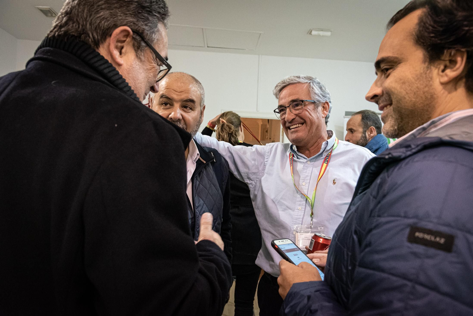 Imágenes de la jornada electoral en la sede de VOX en Huelva