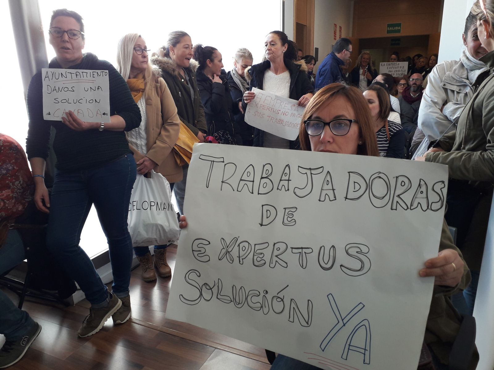 Las limpiadoras de los colegios protestan en el pleno.