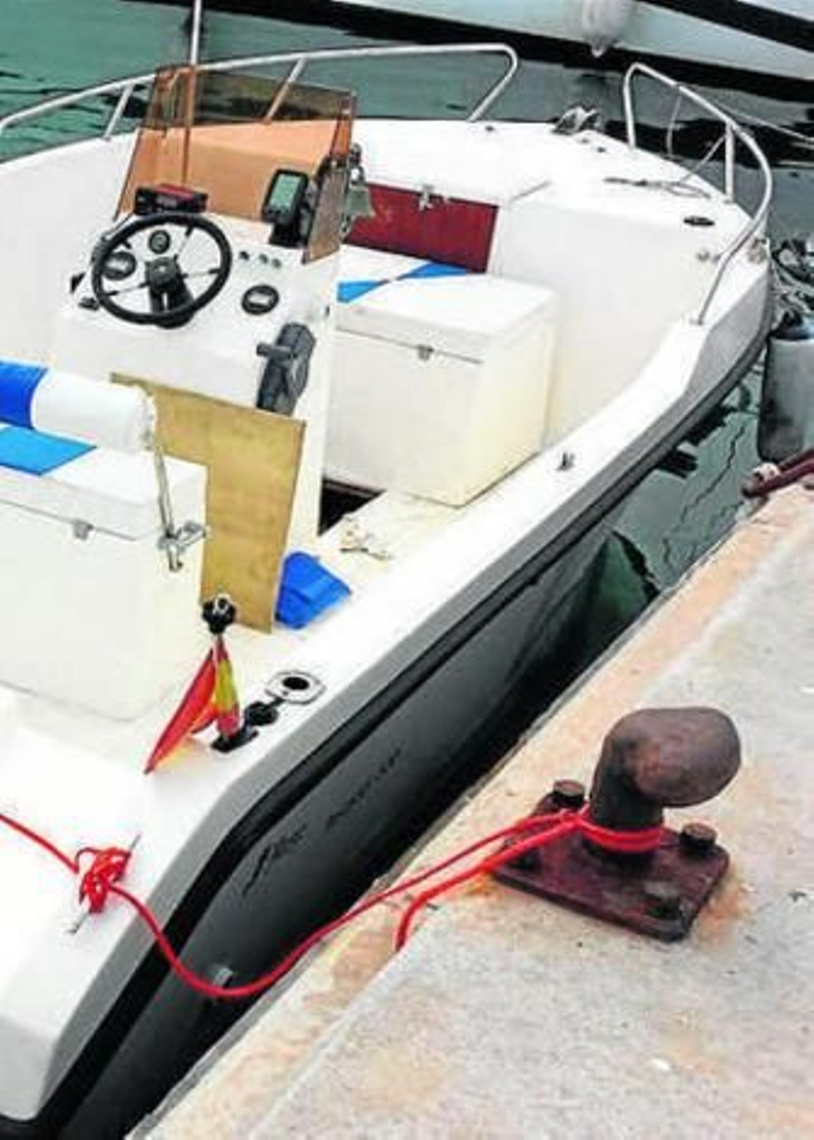 Lancha donde se ocultaba la droga.