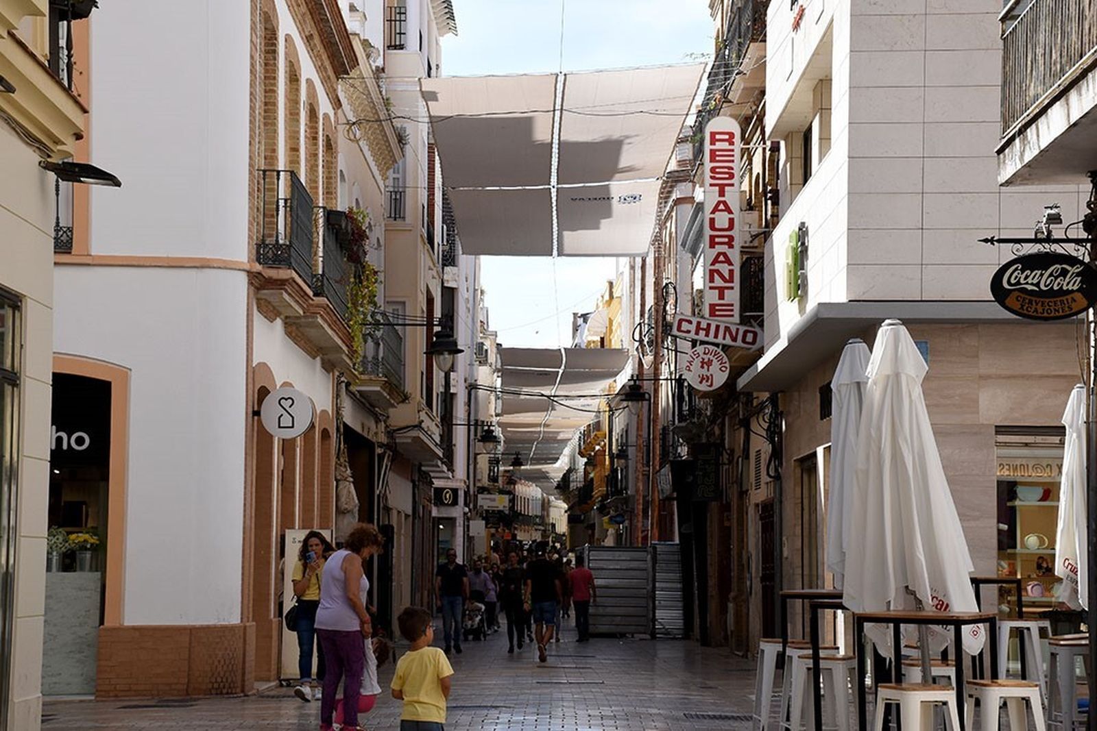 Toldos en una de las calles del centro.