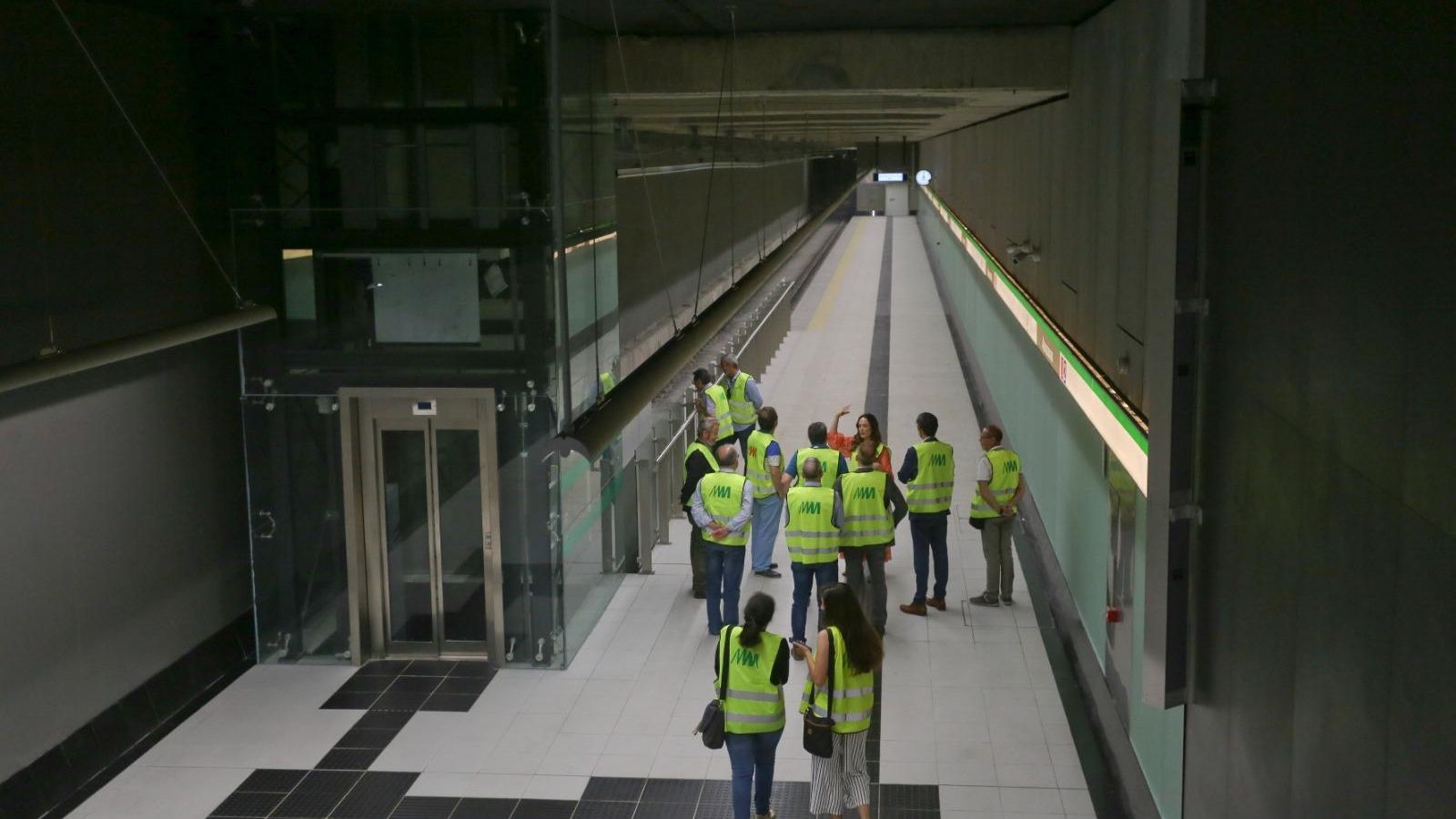 Un grupo de comerciantes en la visita a la estación Atarazanas del Metro de Málaga Un grupo de comerciantes en la visita a la estación Atarazanas del Metro de Málaga