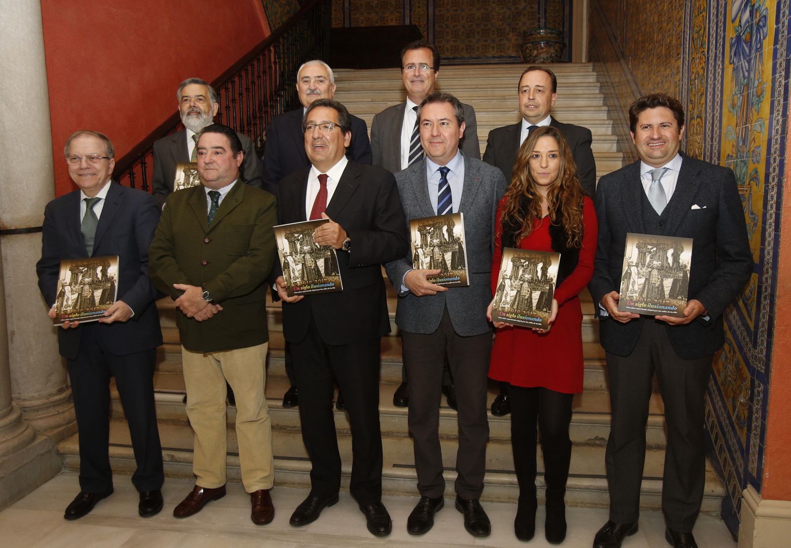 Debajo, de izquierda a derecha, Alberto Máximo Pérez Calero, Rafa González-Serna (Baltasar), Antonio Pulido, Juan Espadas, Ángela Abad (Palas Atenea) Fernando Rodríguez Galisteo (Gran Visir). Arriba, Fernando Salazar, Carlos Bourrellier, Juan Carlos Cabrera y Manolo Sainz, director de la Cabalgata.
