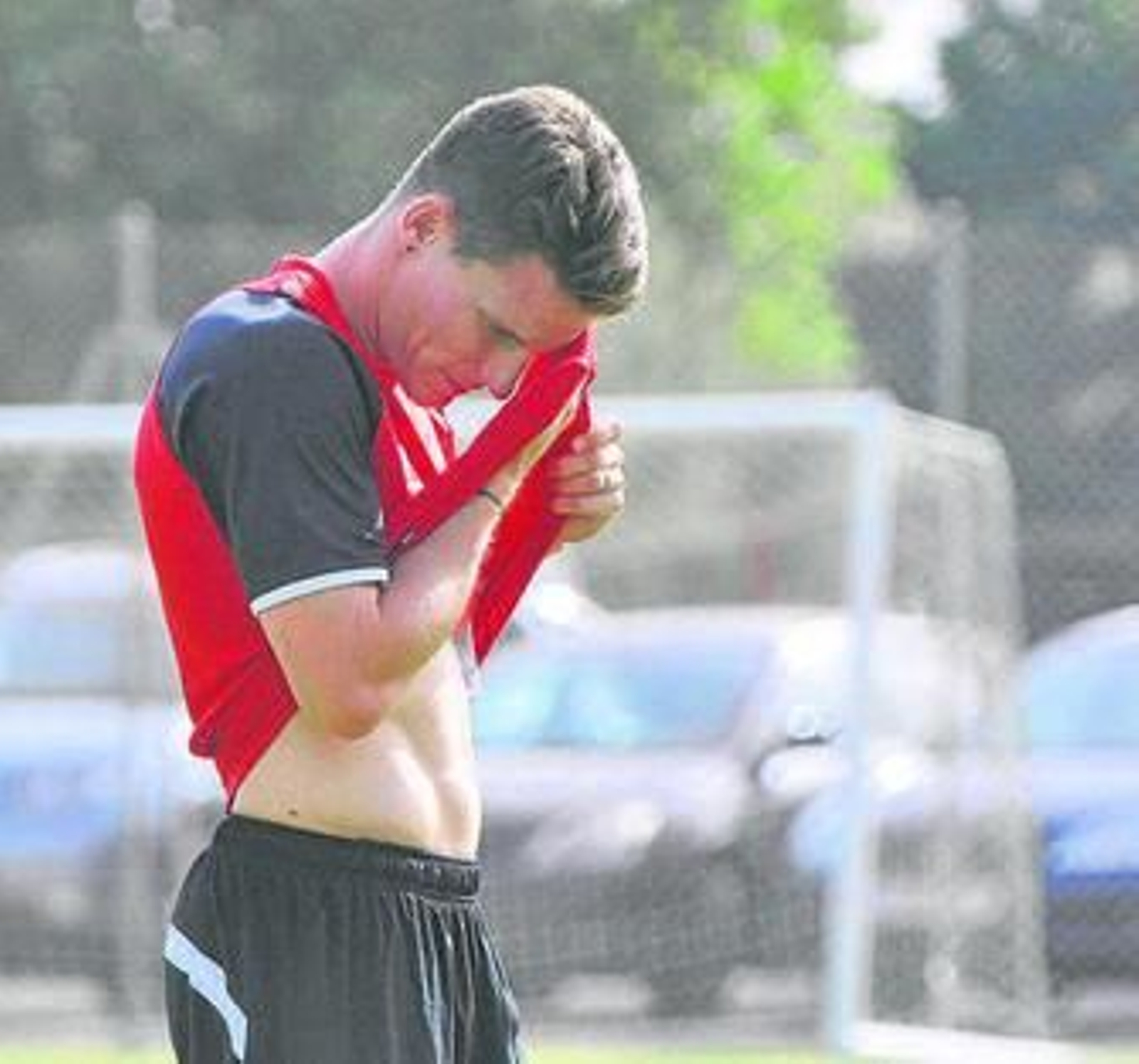 Gameiro se seca el sudor durante un entrenamiento.