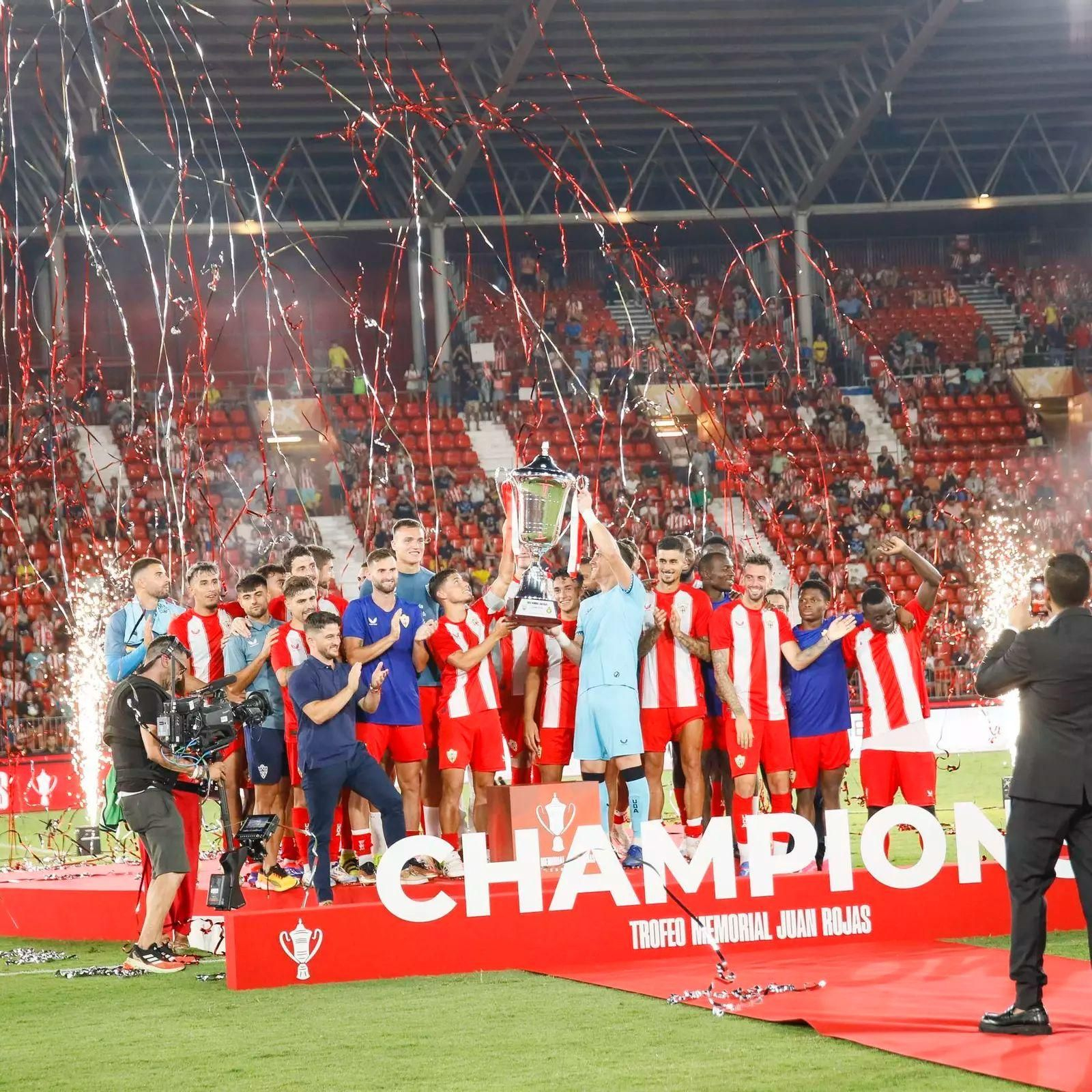 Lucas Robertone y Fernando Martínez levantan el Trofeo Memorial Juan Rojas tras imponerse el pasado año al Al-Nassr.