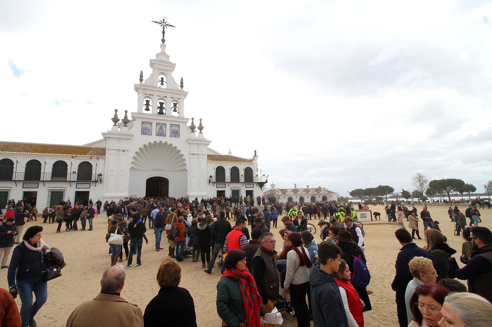 El Rocío celebra La Candelaria con la presentación de los niños a la Virgen, en imágenes