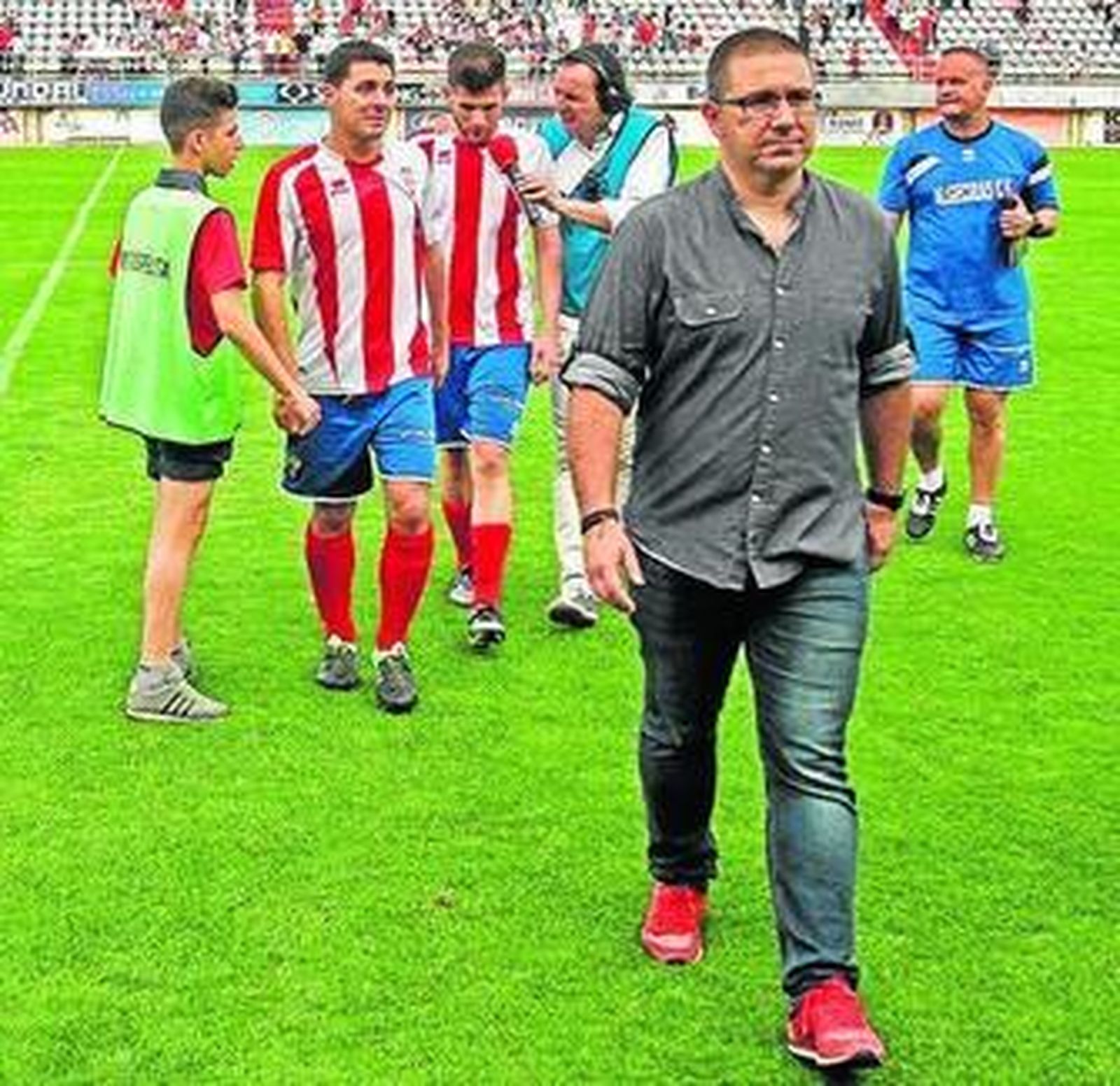 Máiquez abandona el campo el domingo, con Guti delante.