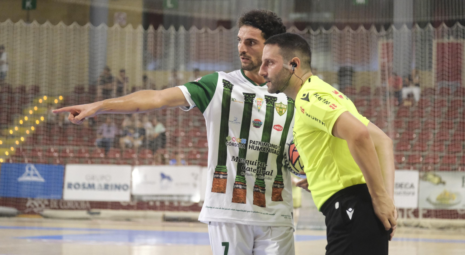 Zequi habla con un árbitro en un partido del Córdoba Futsal.