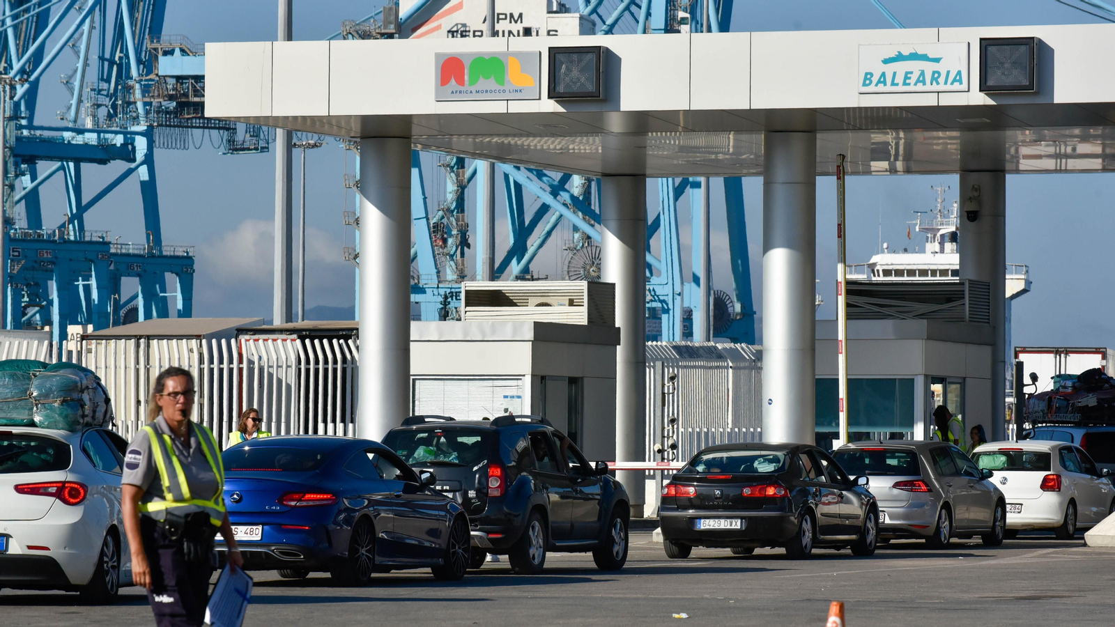 Vehículos dispuestos a embarcar en el Puerto de Algeciras.