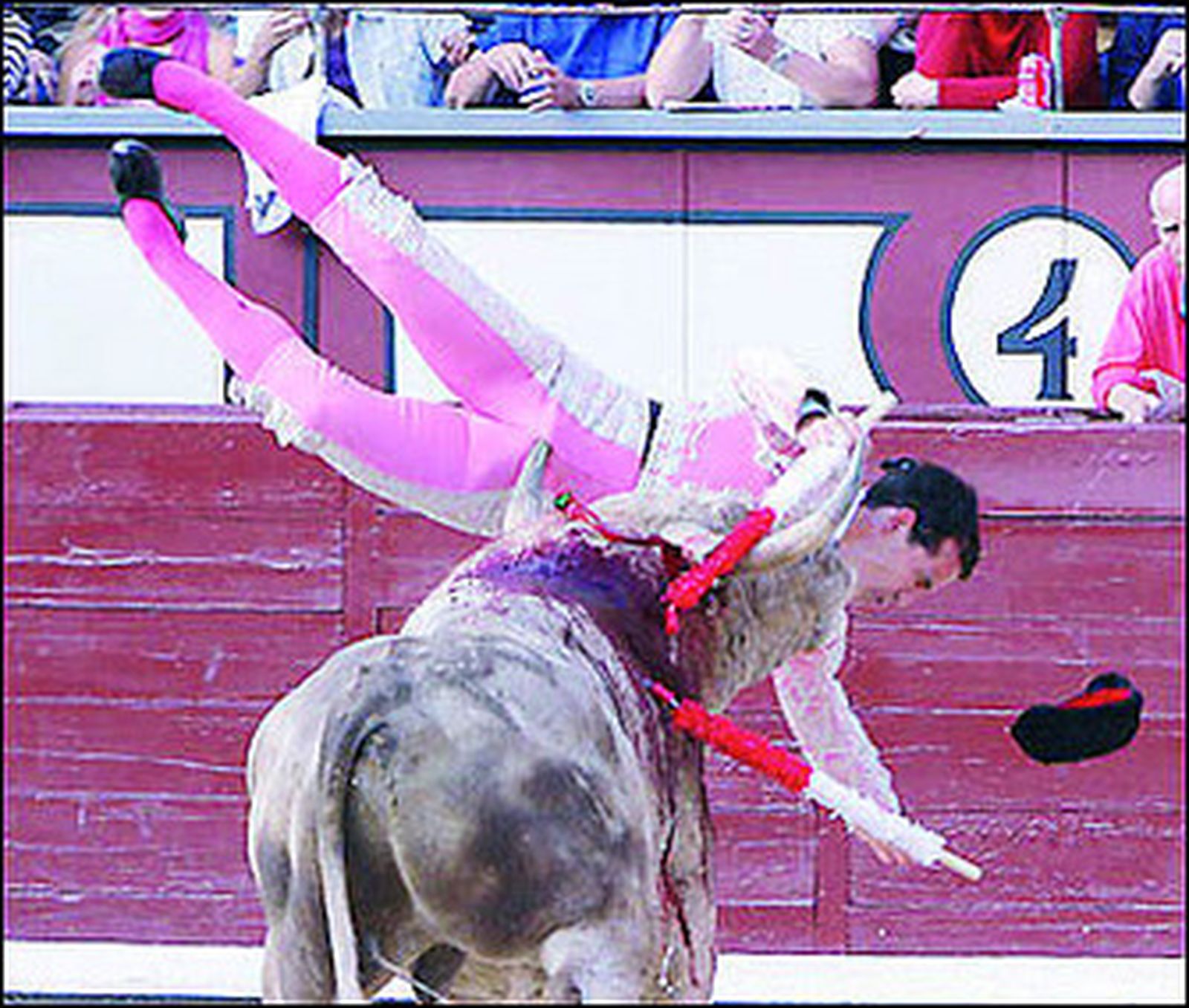 El momento de la cogida de Gimeno Mora.