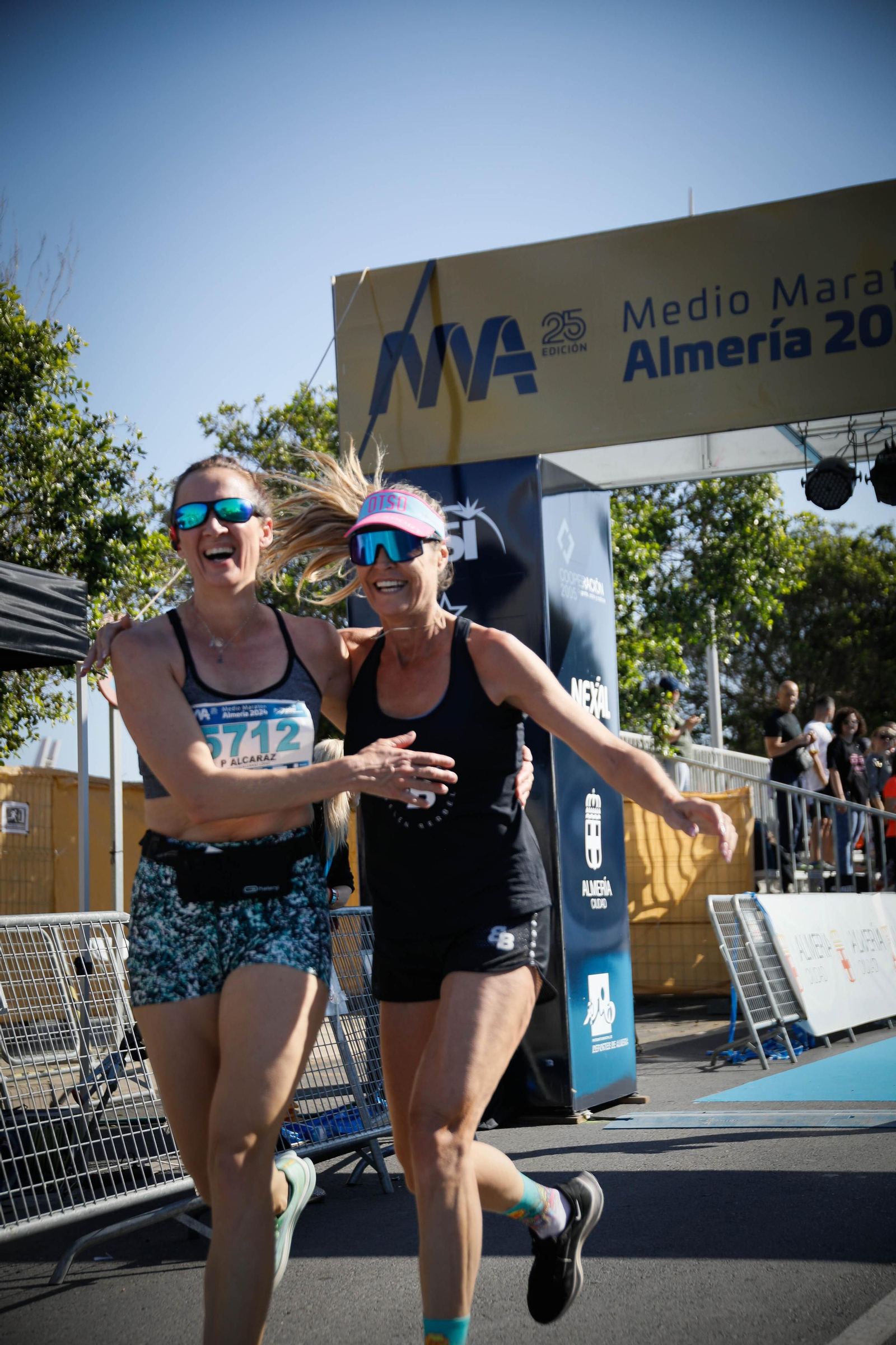 Imágenes de la llegada de la Media maratón Ciudad de Almería