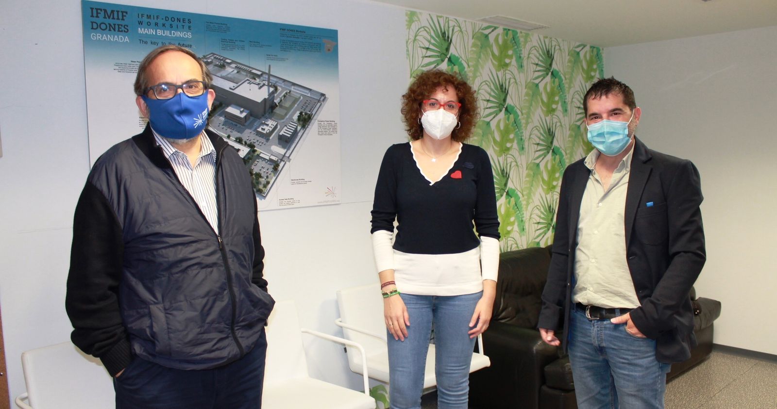 La secretaria general de CCOO de Andalucía, Nuria López, y el secretario general de CCOO de Granada, Daniel Mesa, con el director del Consorcio para el Impulso Ifmif Domes, Ángel Ibarra.