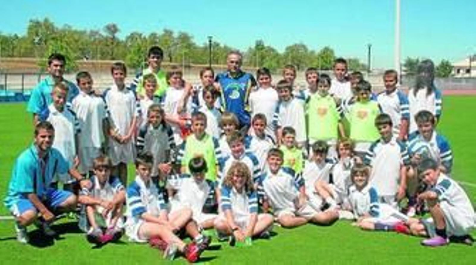 Gordillo, rodeado de chavales, durante su estancia en el campus que se está desarrollando en Cartaya. Gordillo, rodeado de chavales, durante su estancia en el campus que se está desarrollando en Cartaya.