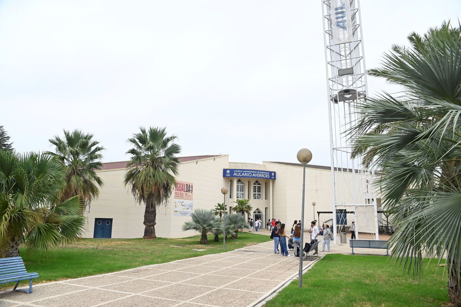 Alumnos de la UCO acceden al Campus de Rabanales.
