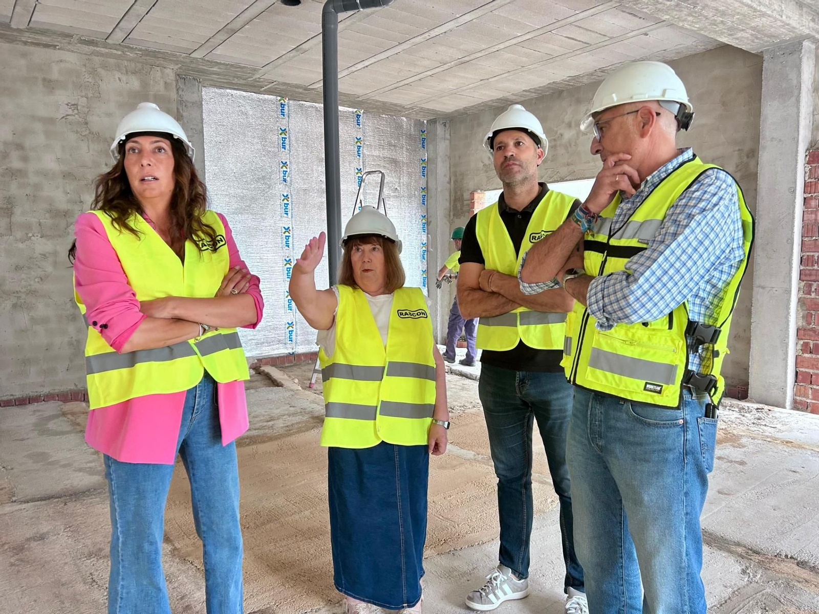 Loles López visita las obras del centro de día de Valverde del Camino