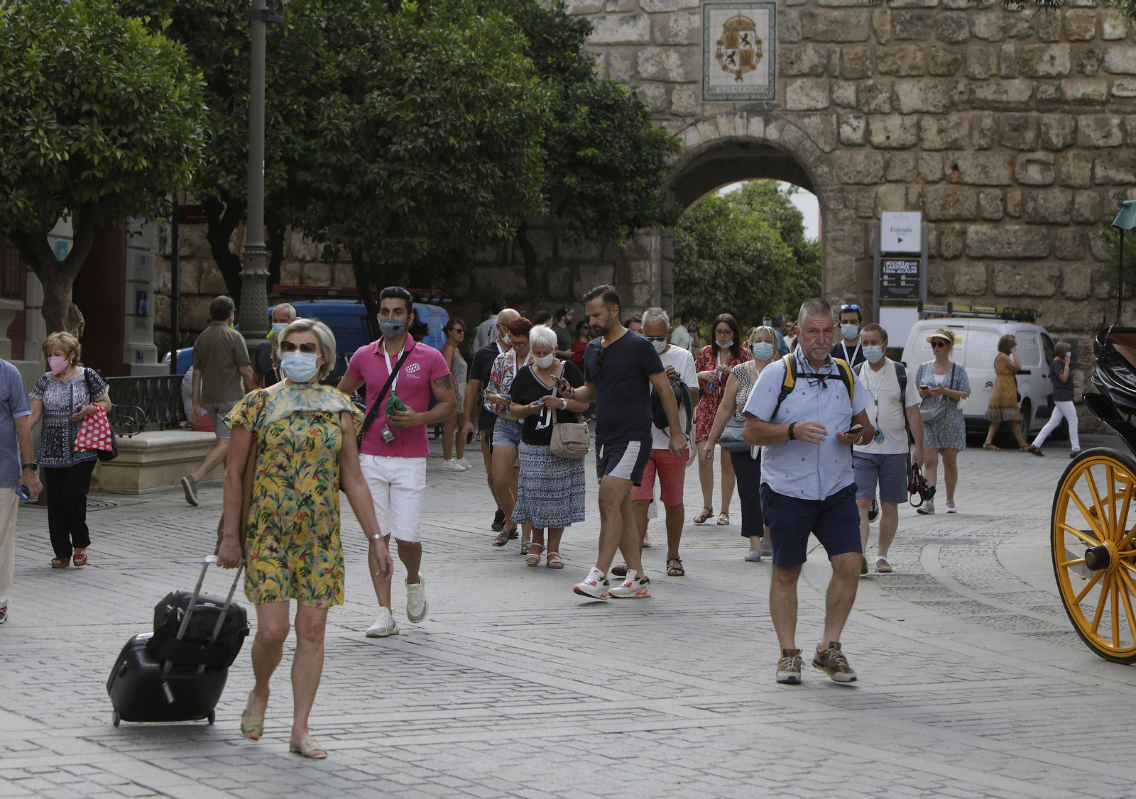 Turistas y viandantes pasean por el entorno del Real Alcázar de Sevilla.