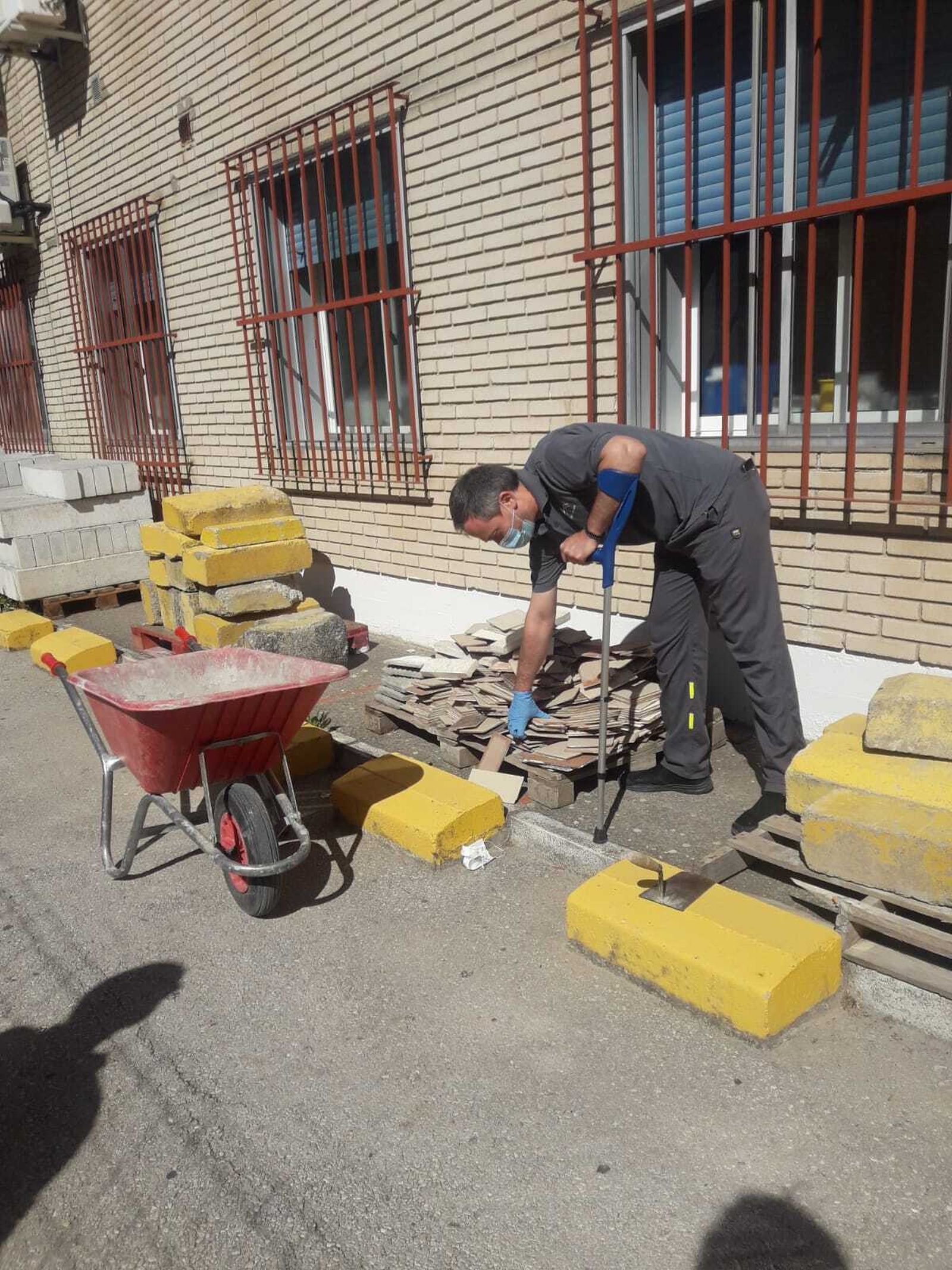 Ismael Calvillo trabajando en el hospital ayudado por una muleta.