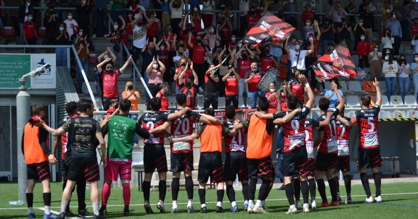 Los jugadores del Salerm Puente Genil celebran con su afición el pase a la siguiente fase.