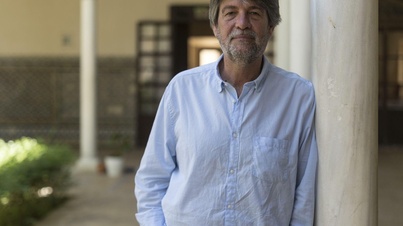 El poeta sevillano, en la sede de la Casa de los Poetas y las Letras de Sevilla, de la que es director.