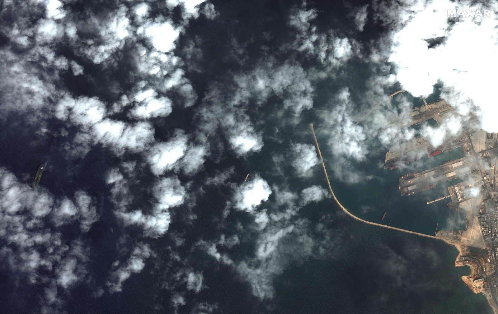 Imagen de satélite que muestra al petrolero frente al puerto sirio de Tartus.