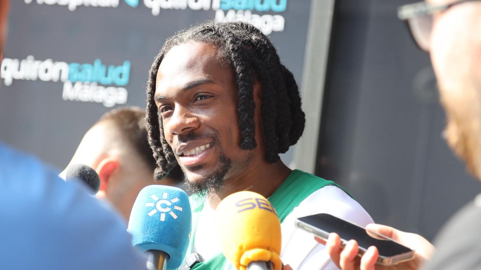 Perry atendía a los medios.