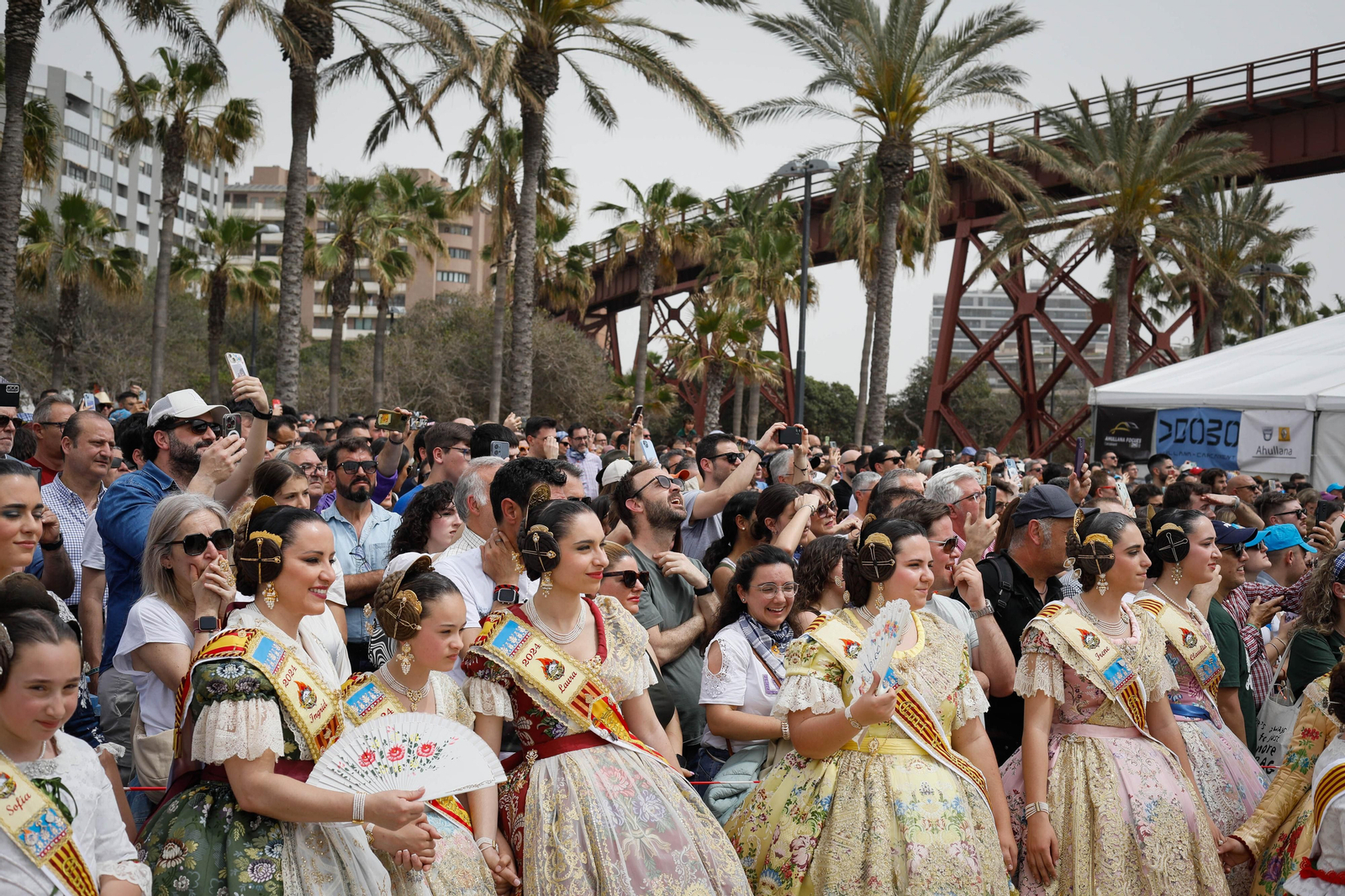 Gran ambiente en la zona de las Almadrabillas en torno a las fallas.