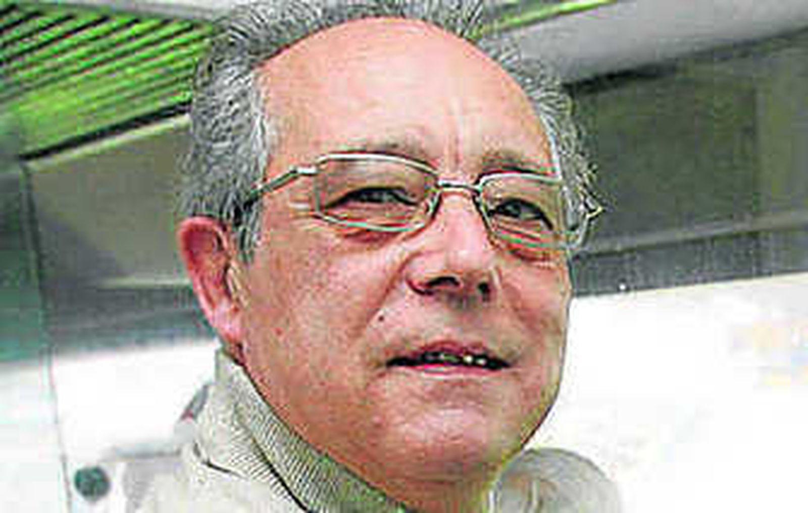 El defensa del Cádiz Álvaro Silva trata de hacerse con el balón durante el partido disputado ayer en Carranza.