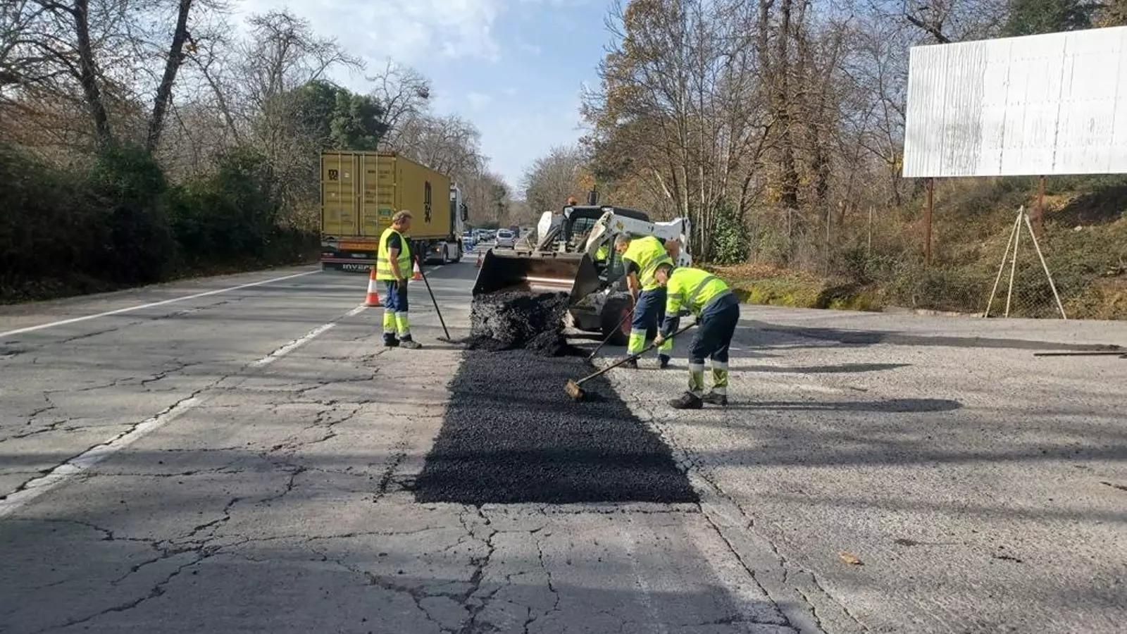 Trabajos de asfaltado y reparación de firmes en carreteras provinciales.