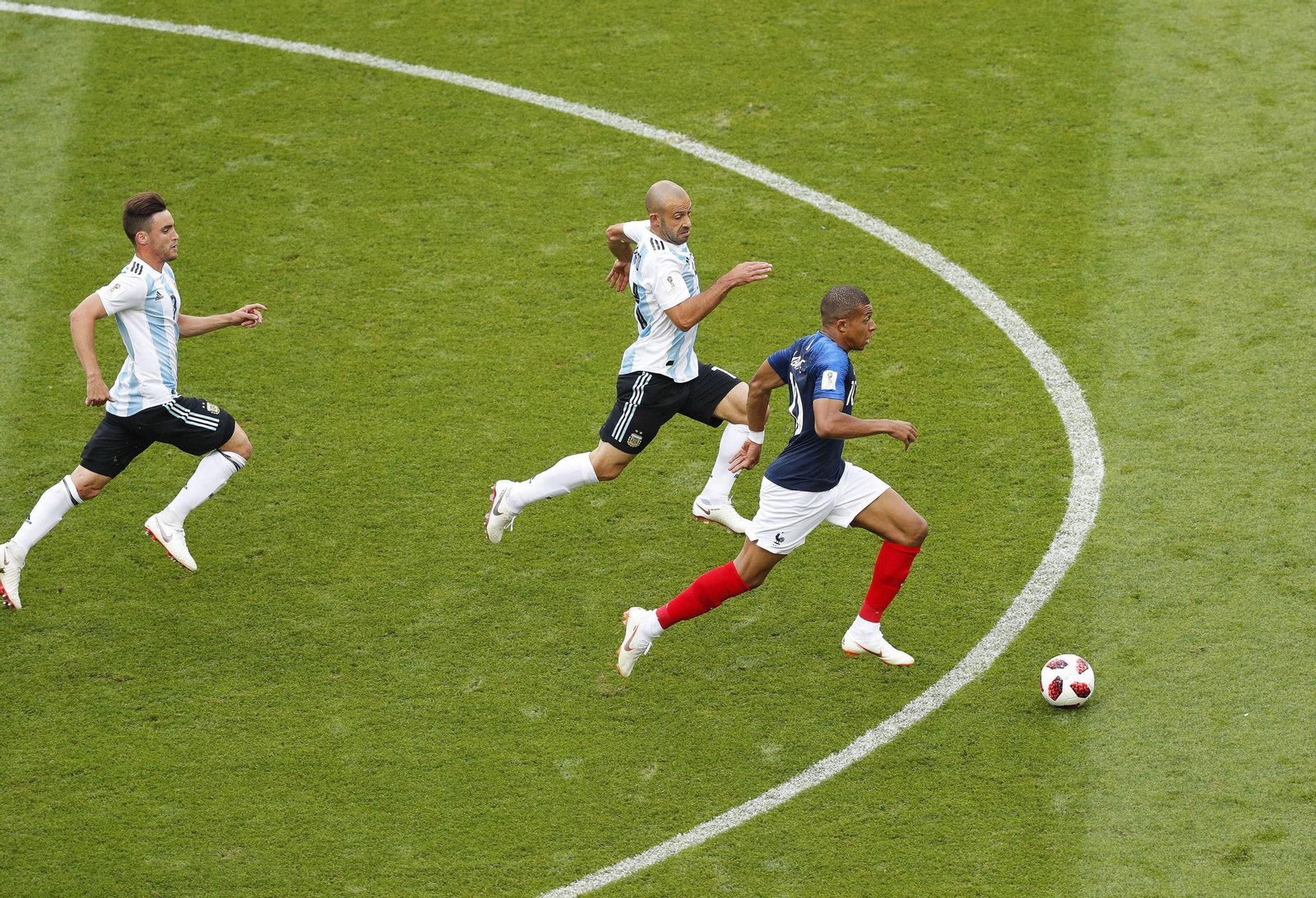Kylian Mbappe cabalga delante de Mascherano en el Francia-Argentina de octavos de final. Kylian Mbappe cabalga delante de Mascherano en el Francia-Argentina de octavos de final.