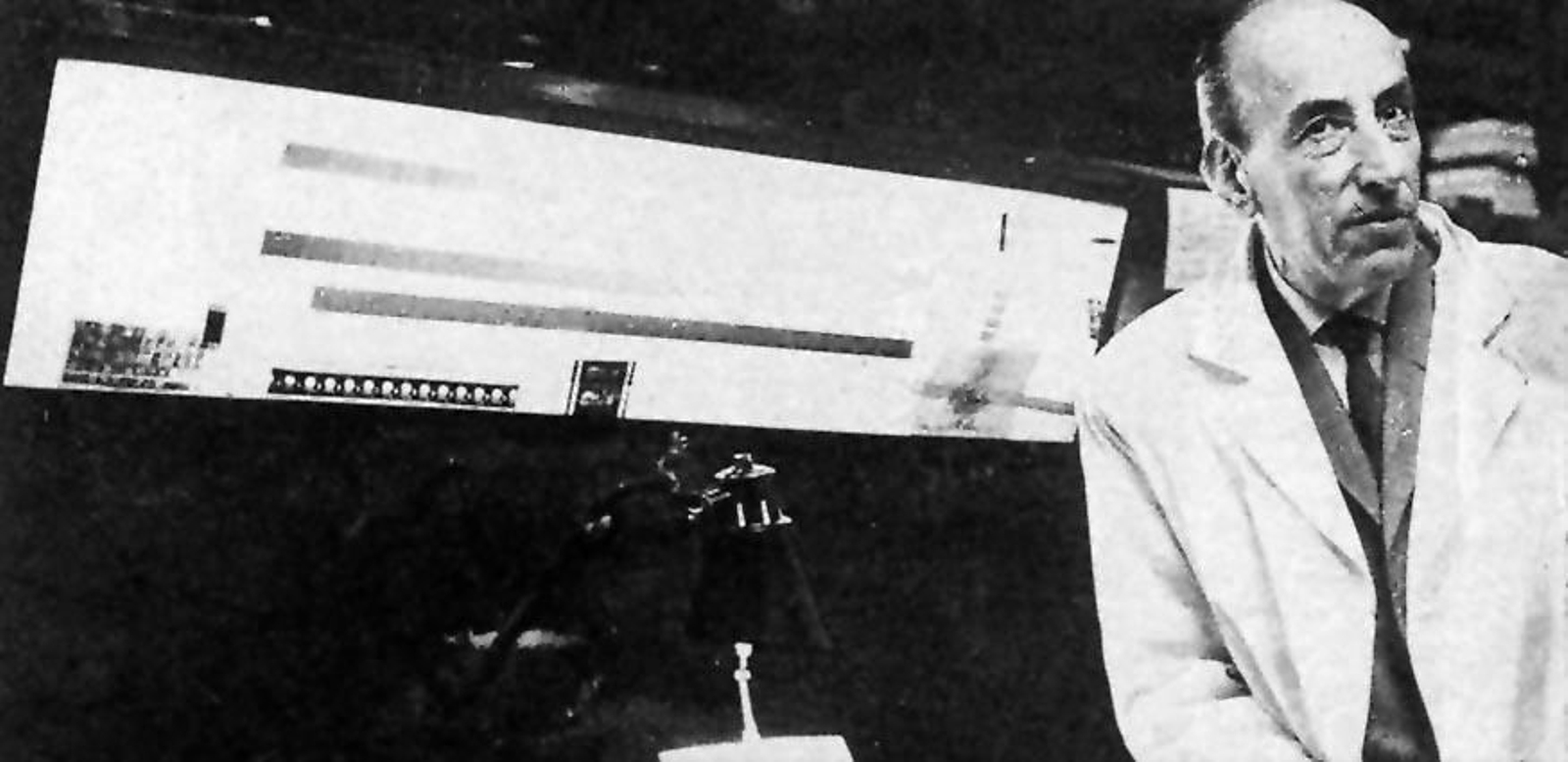 Val del Omar, en su laboratorio de Madrid, en una imagen de la película sobre él titulada 'Tira tu reloj al agua'