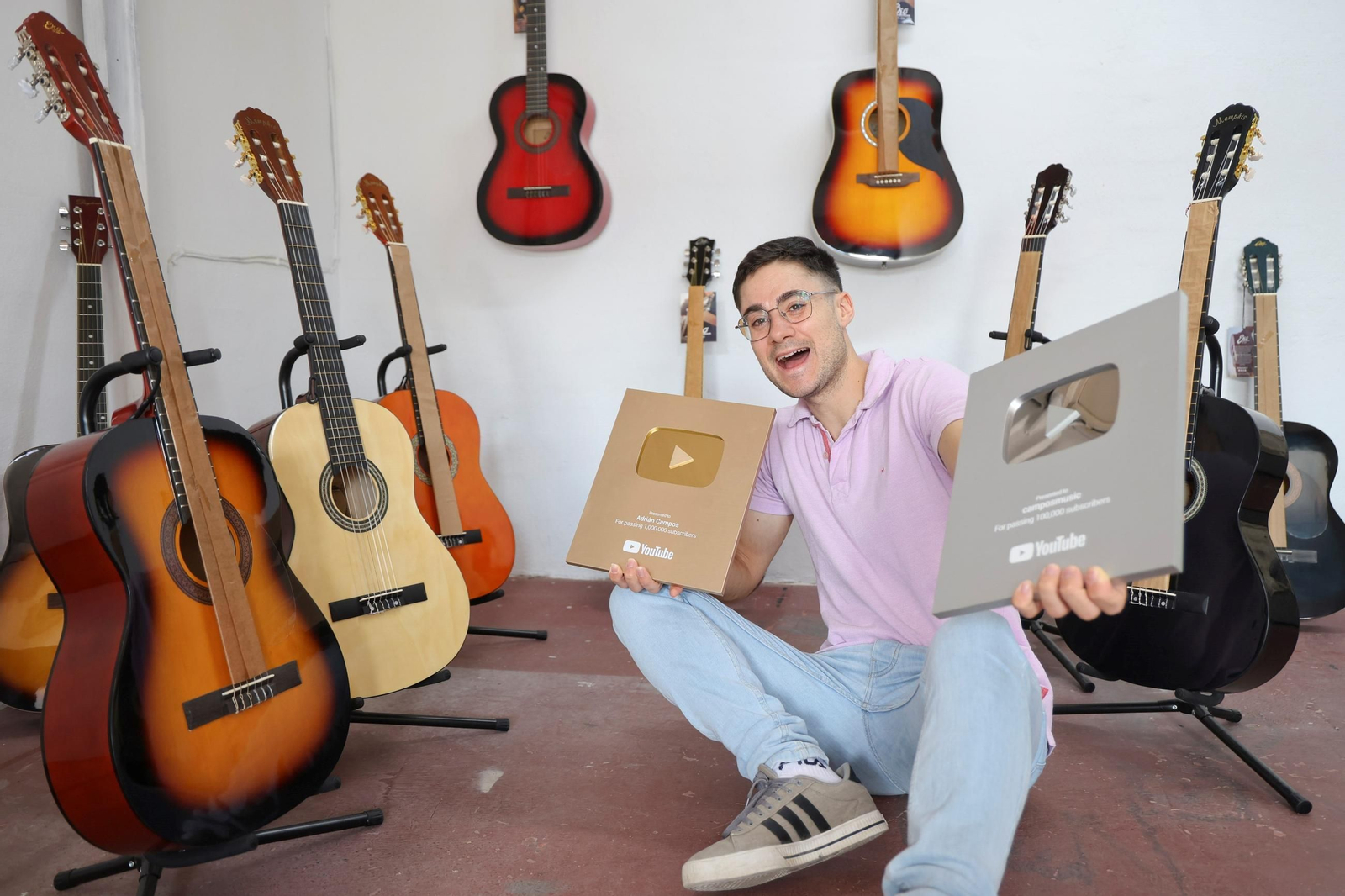 Las fotos de Adrián Campos, el malagueño que triunfa en TikTok y YouTube con sus clases de guitarra