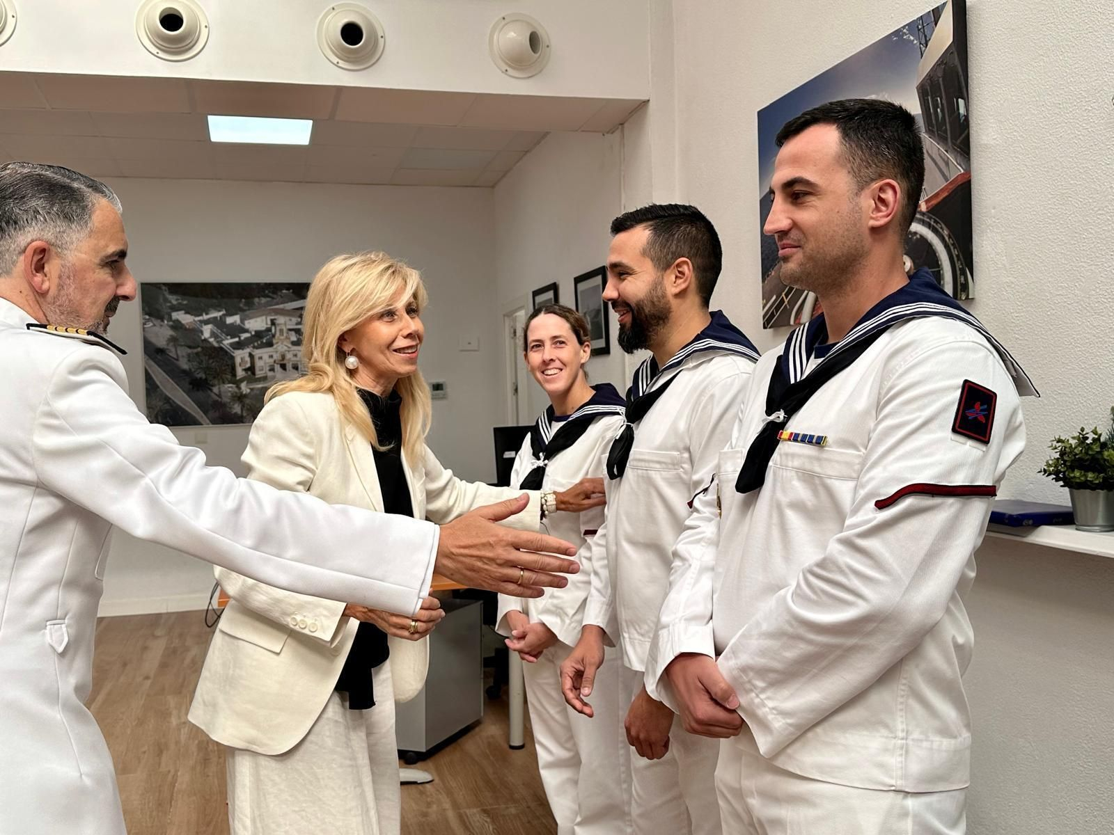 La subdelegada del Gobierno,  María José Rico, y el Comandante Naval en Huelva, Federico Ruiz, saludando a las unidades.