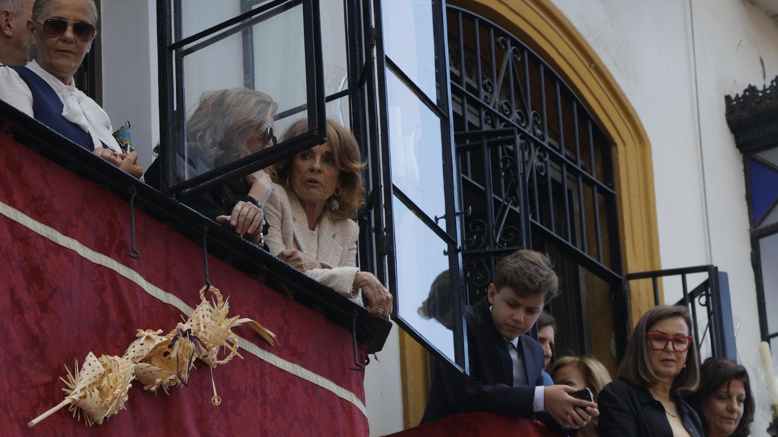 Ana Botella en un balcón de El Arenal durante el Miércoles Santo