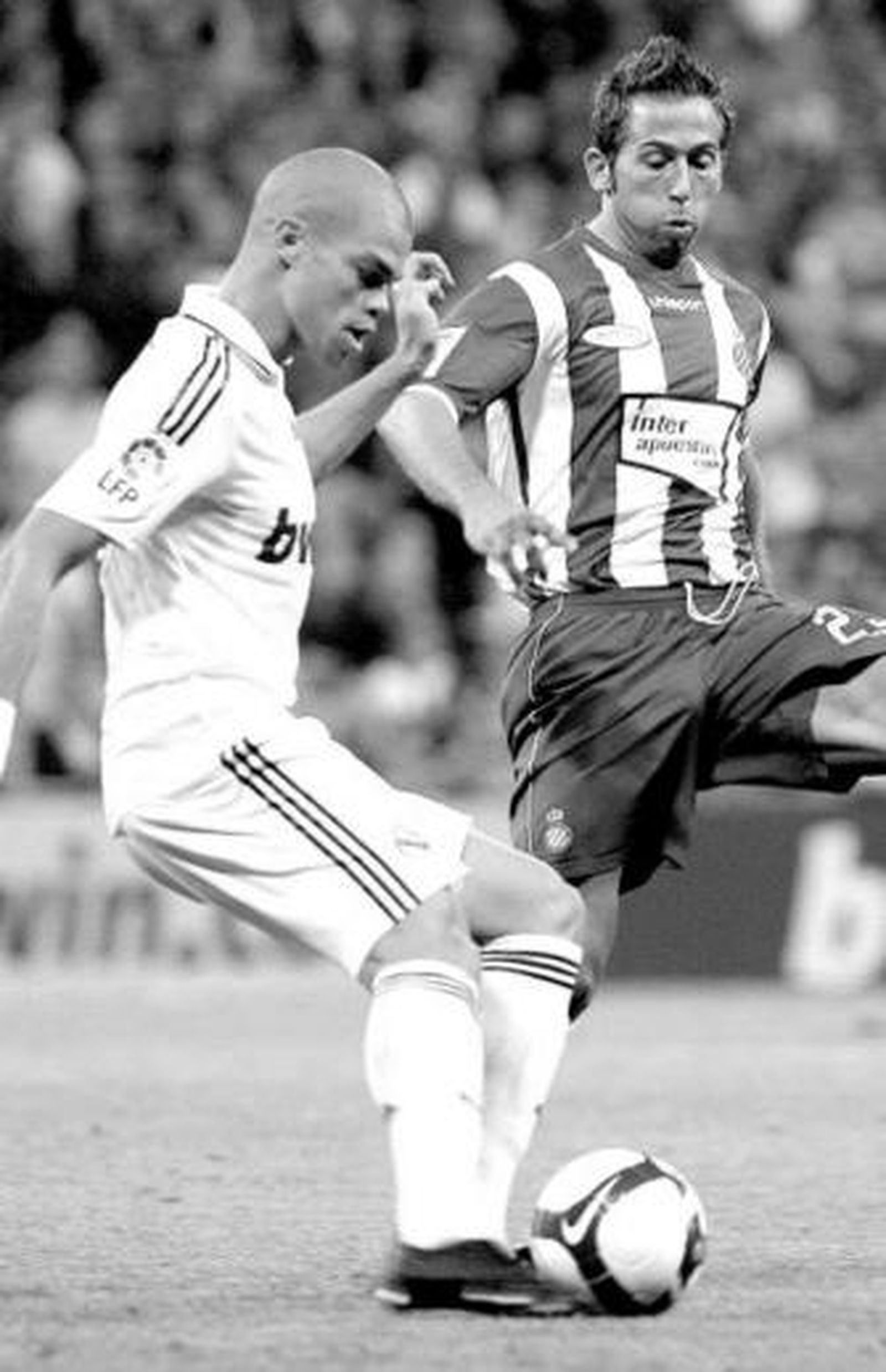 Pepe saca un balón controlado ante la presencia de Raúl Tamudo.