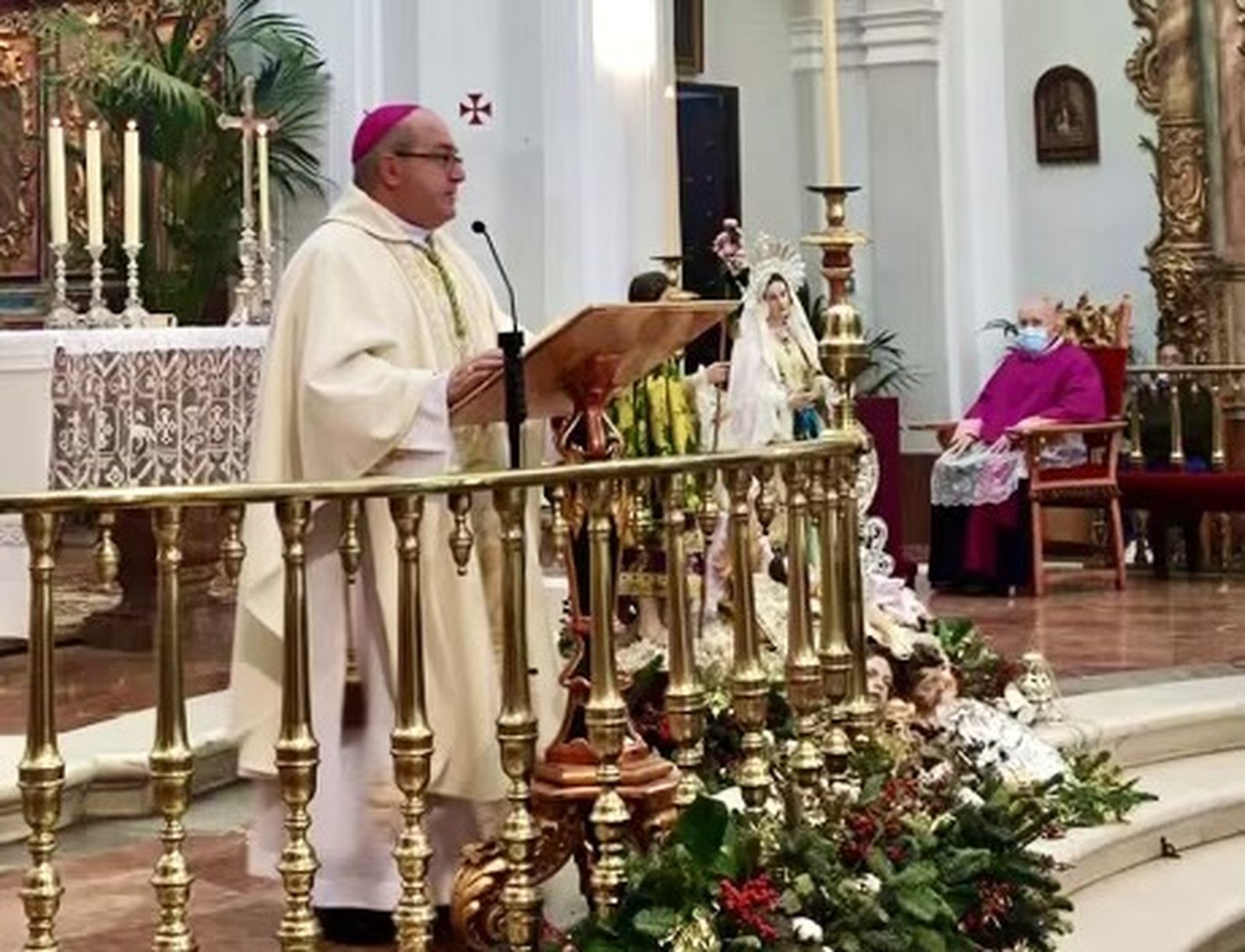 El obispo de Huelva , Santiago Gómez.