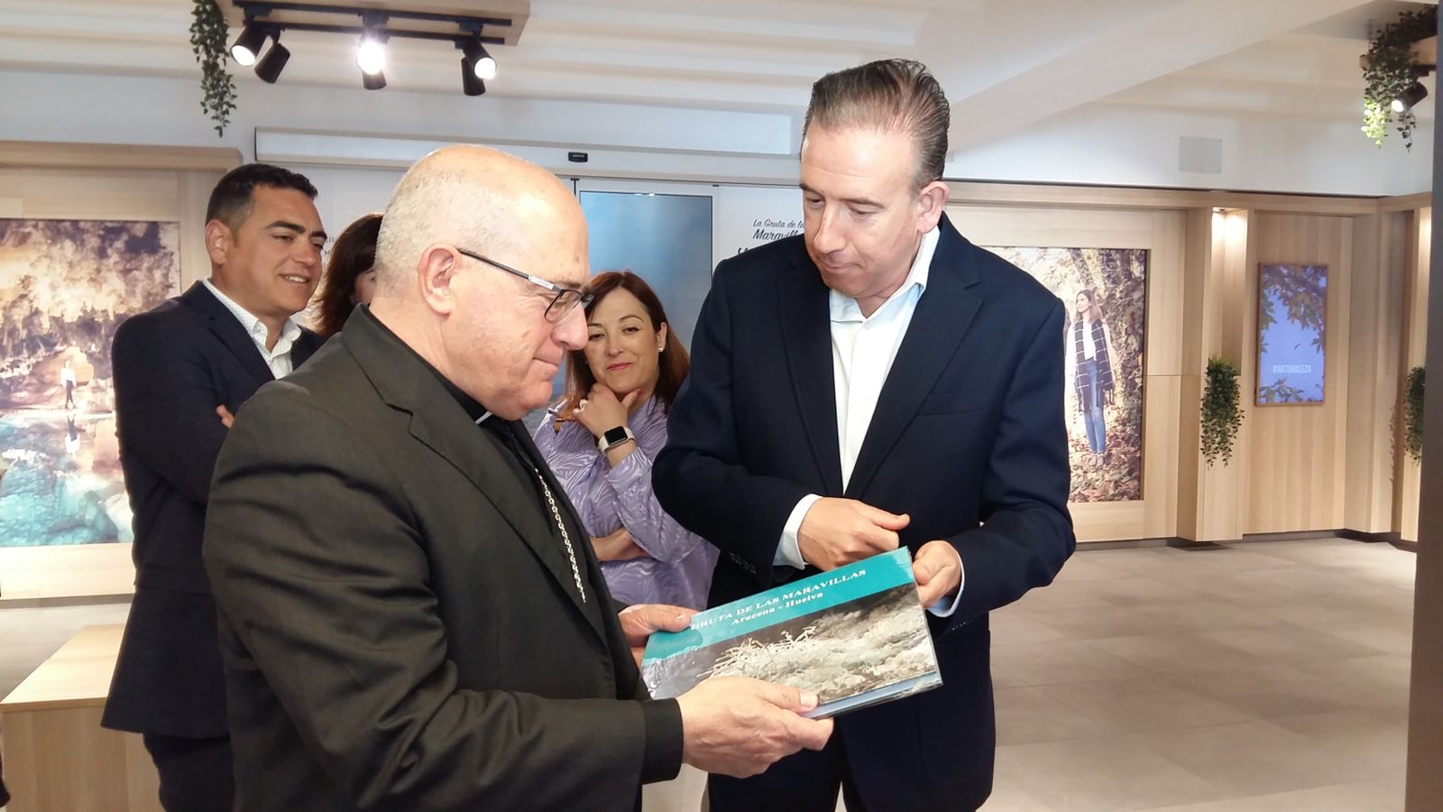 El obispo de Huelva junto al alcalde de Aracena