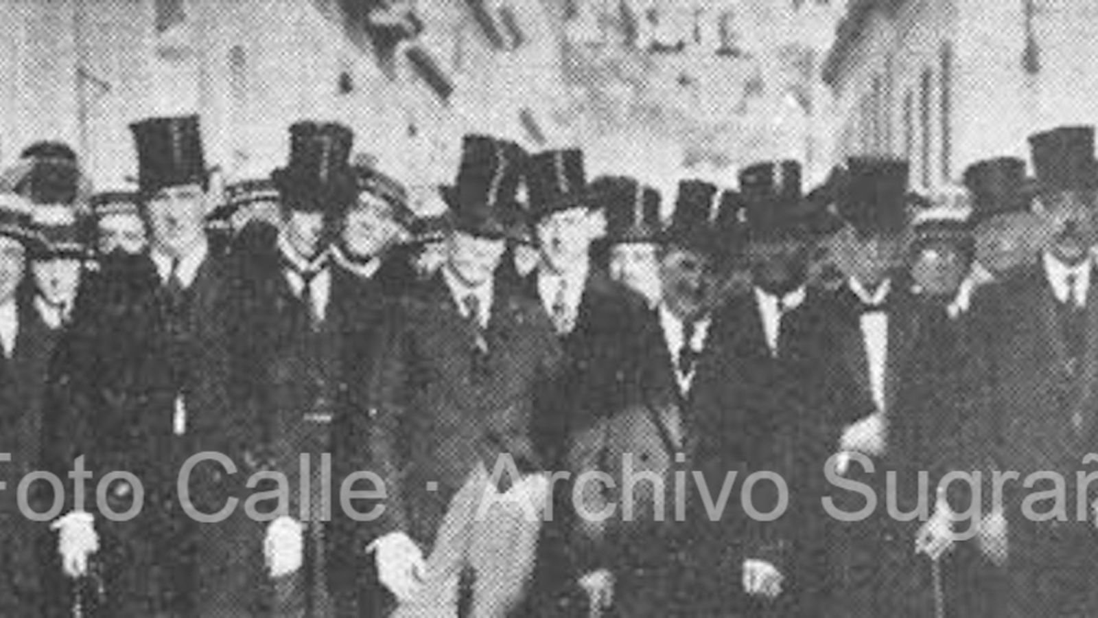 Autoridades que acompañaron a los doctores en el homenaje.