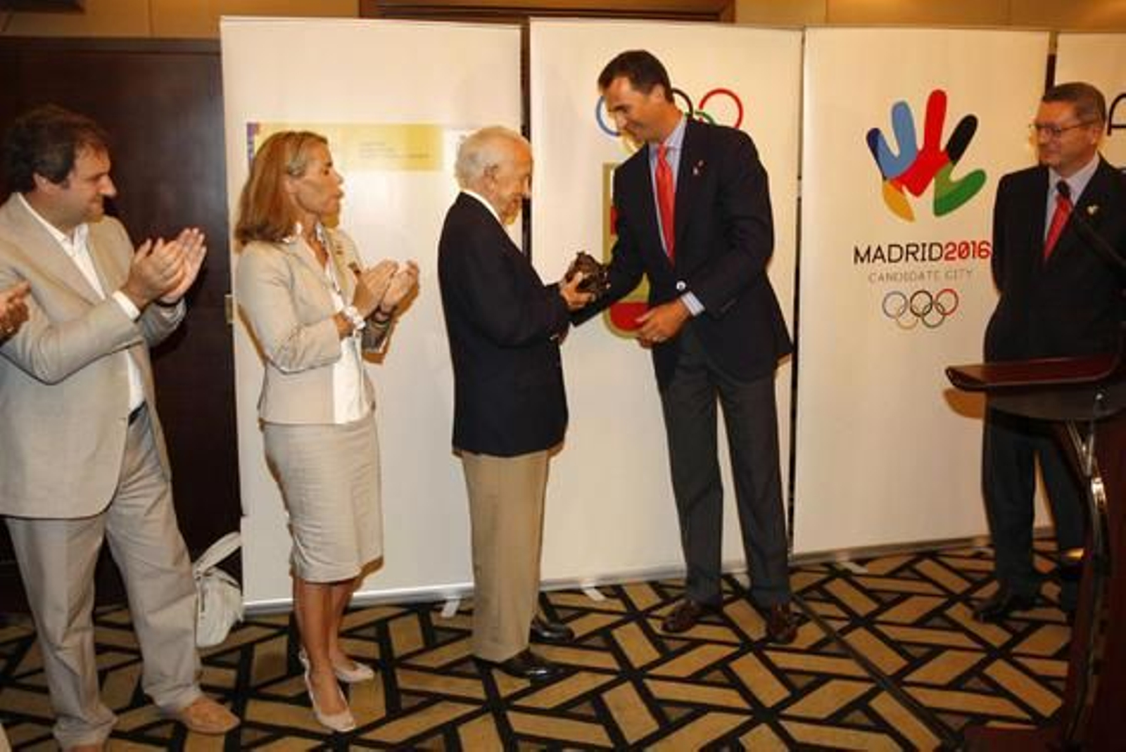 El Príncipe de Asturias hace entrega a Samaranch de una placa conmemorativa durante el homenaje que el COI le tributó en 2008.

Foto: Lavandeira jr. / Efe