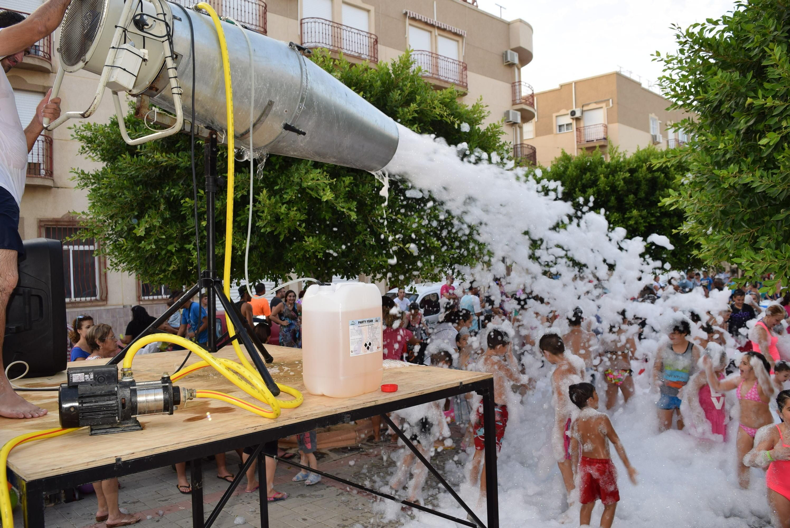 Pequeños y mayores disfrutando de la gran nube blanca de espuma que puso broche a la gran fiesta del agua.
