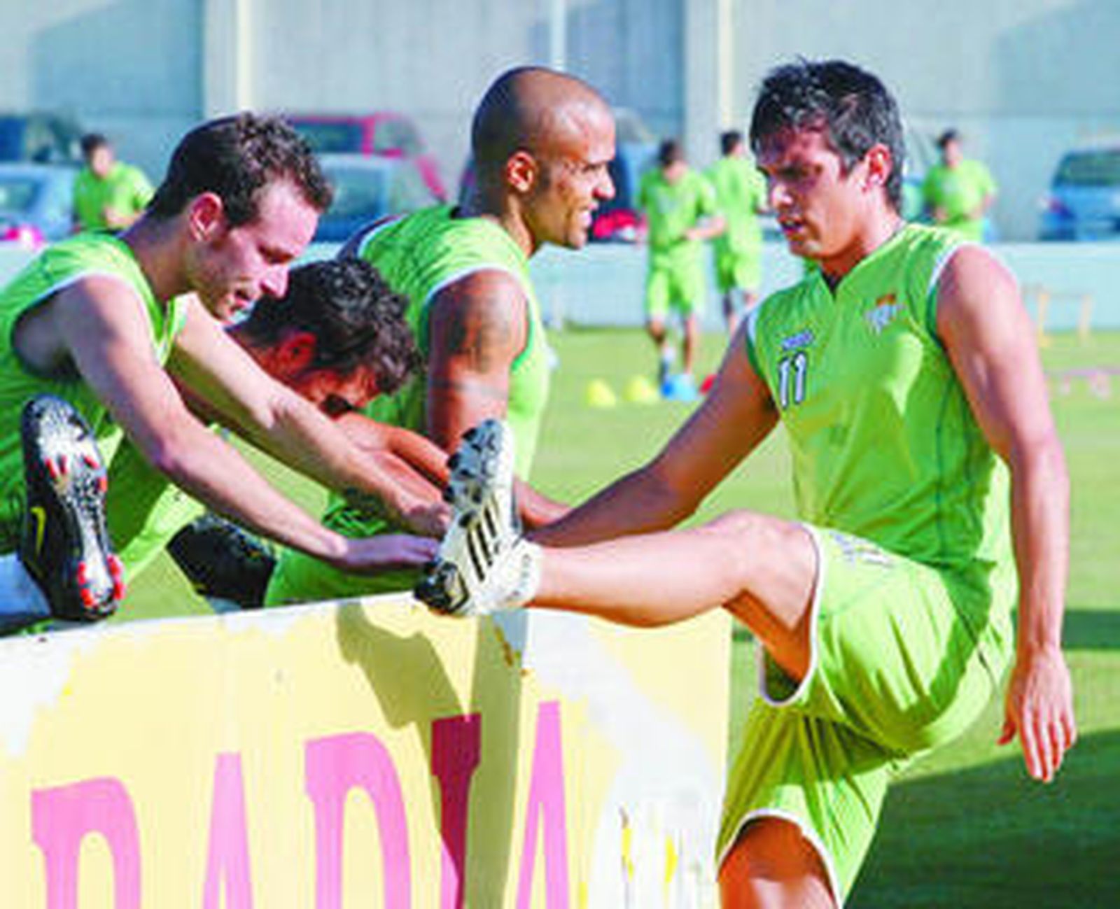 Mark González estira junto a a Fernando Vega y Odonkor en su última sesión.