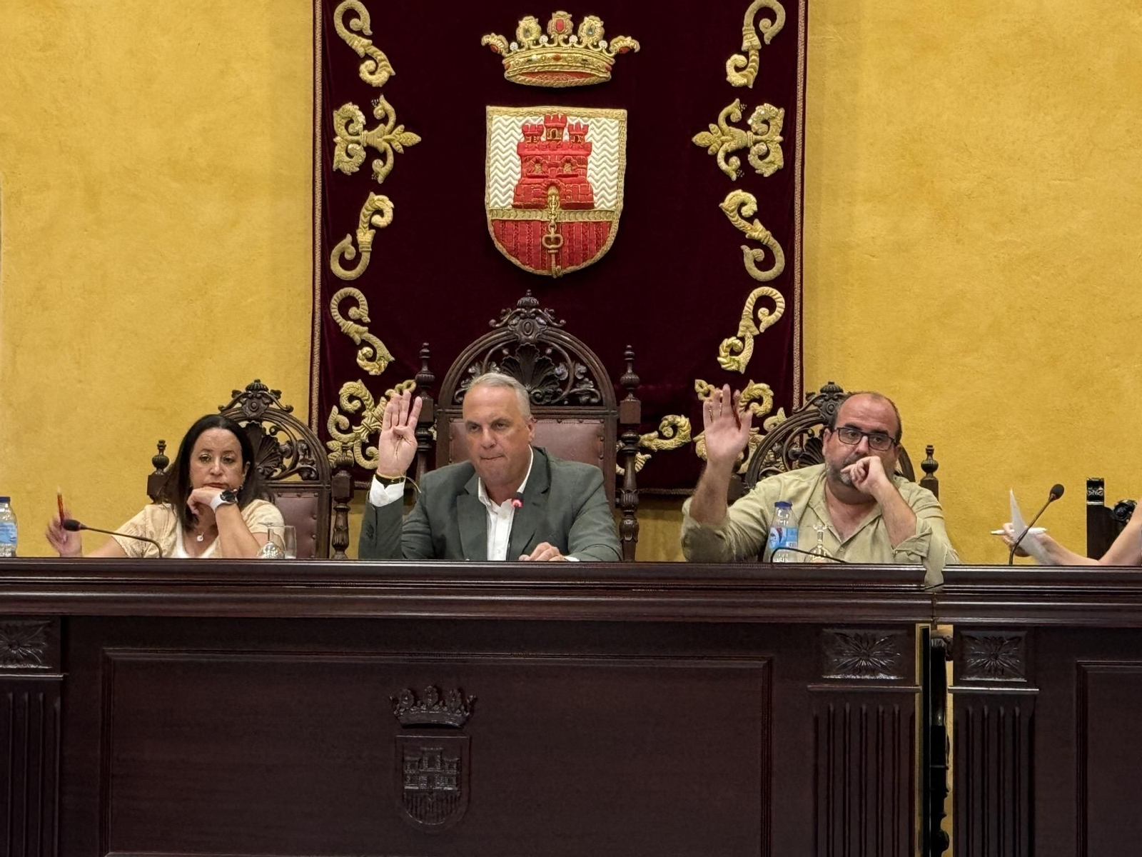 El alcalde, Juan Carlos Ruiz Boix, durante una de las votaciones de la sesión, este jueves.
