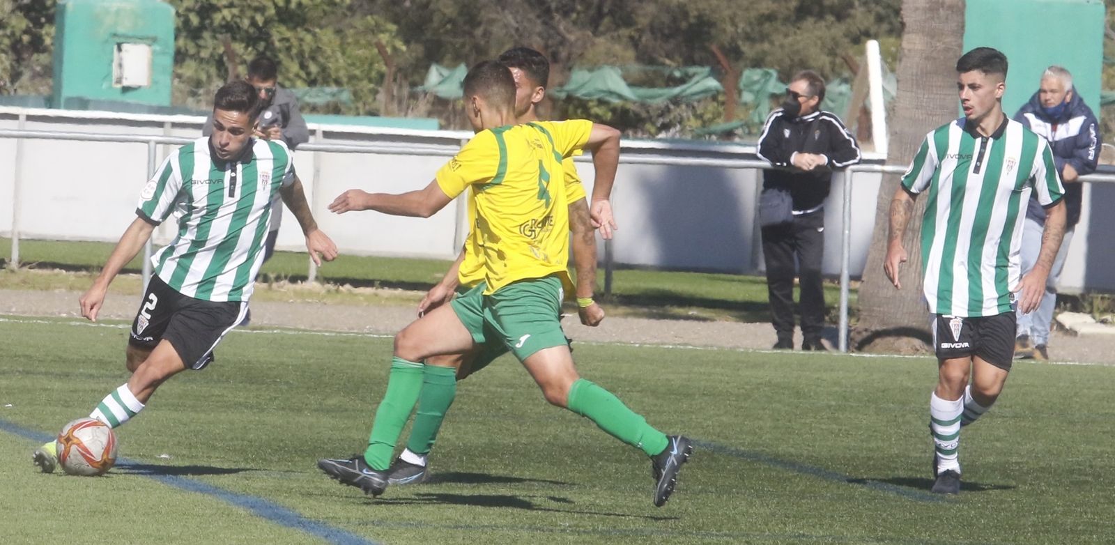 Rafa Castillo intenta marcharse de la presión de Yassi.