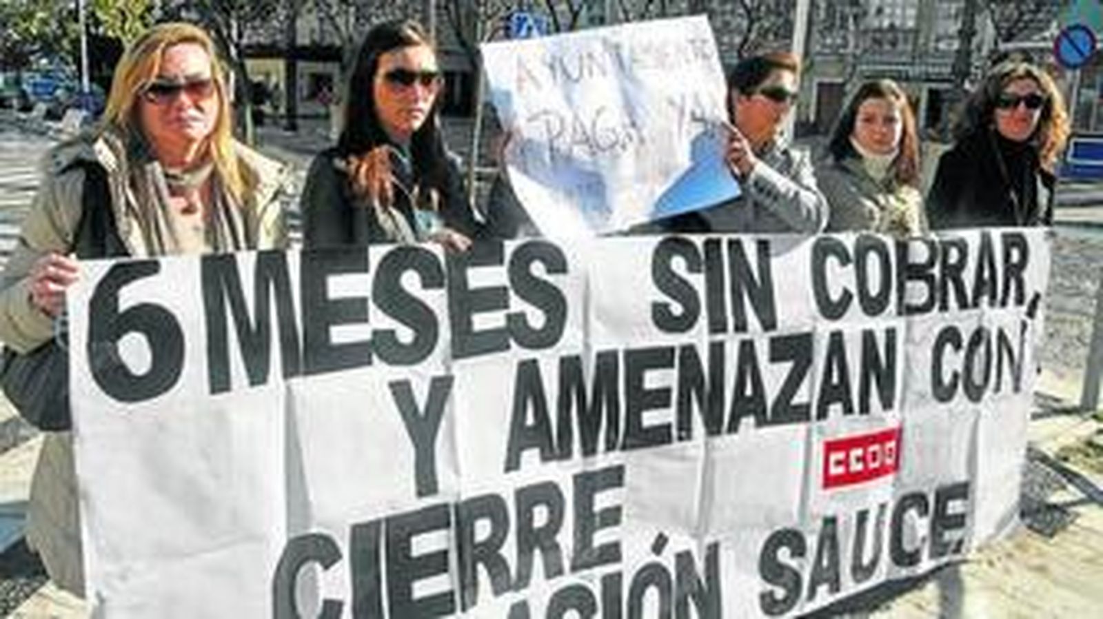 Las trabajadora de la Fundación portan una pancarta reivindicativa frente al Ayuntamiento.