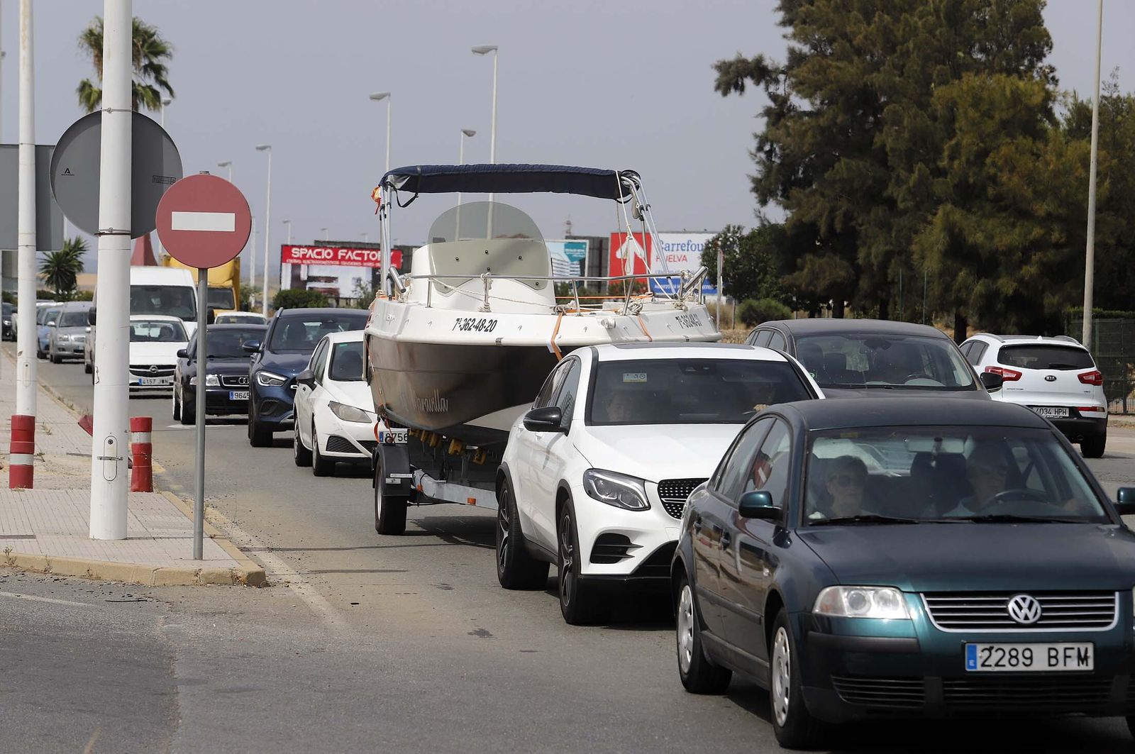 Imágenes de las retenciones provocadas por un accidente en el puente del Odiel